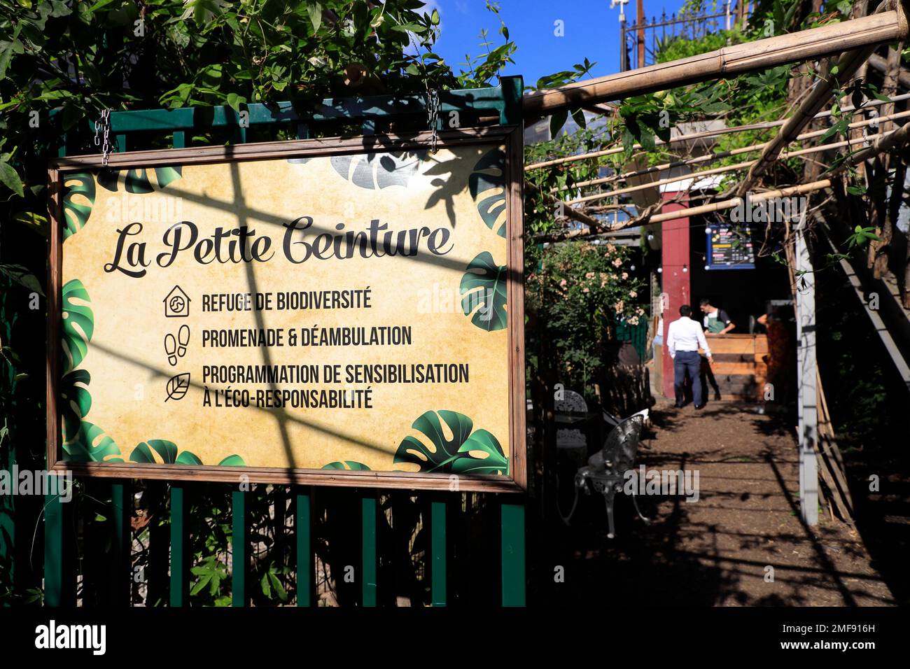 Il giardino e un bar a la REcyclerie, una fattoria urbana e un centro ecologico costruito all'interno di una vecchia stazione ferroviaria di Petite Ceinture.Paris.Franc Foto Stock
