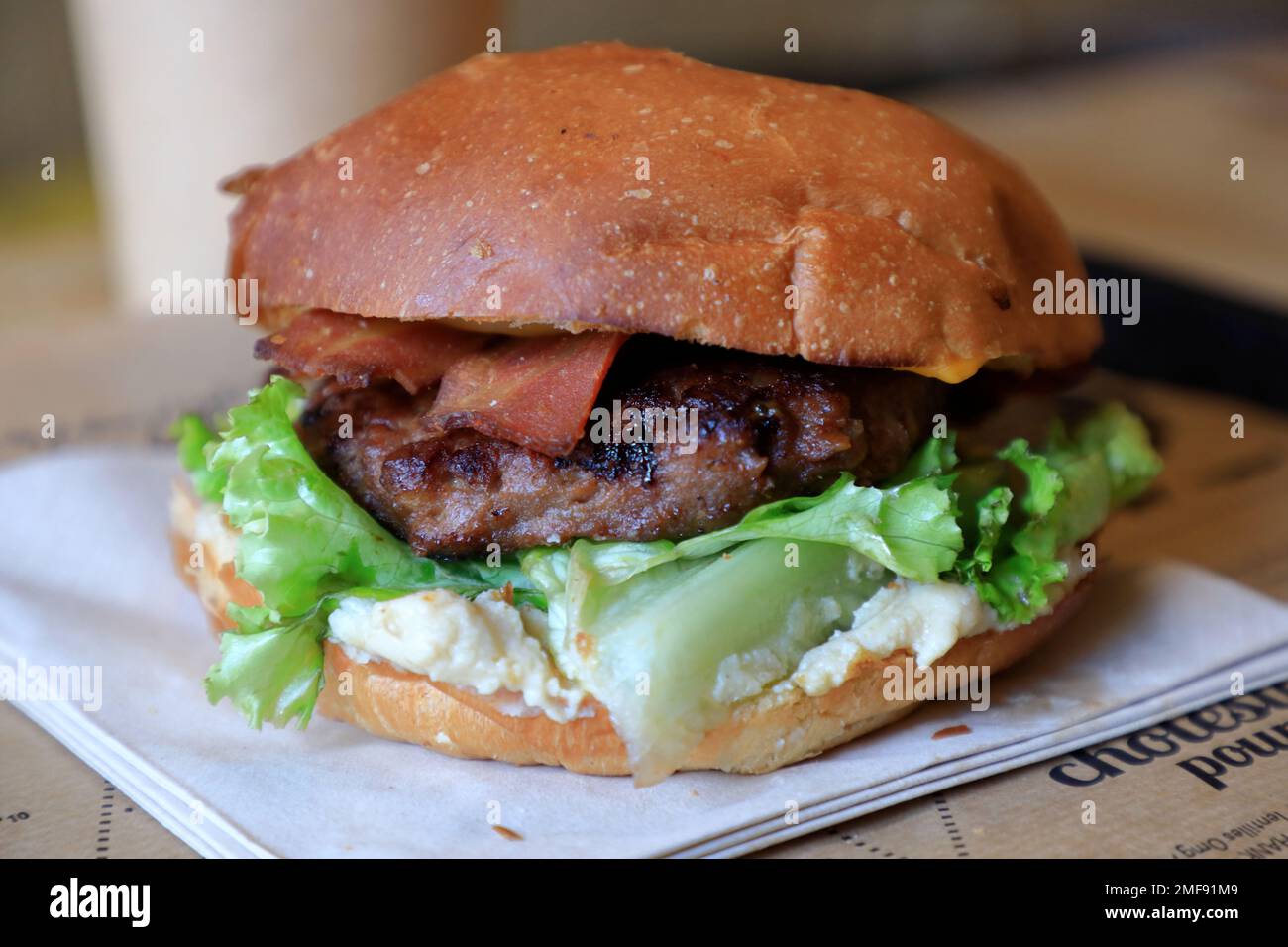 Una vista chiusa di un hamburger vegetariano sul tavolo di Hank Burger un ristorante vegan fast food a Parigi e Lione. Francia Foto Stock