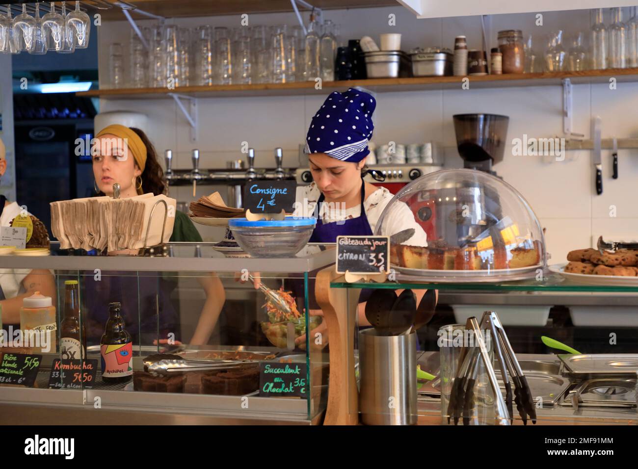 Lavoratrici di ristoranti che lavorano a le Bichat, un ristorante ecologico e vegetariano che serve cibi biologici e da fattoria a tavola e bevande in 10th arrondissement Foto Stock