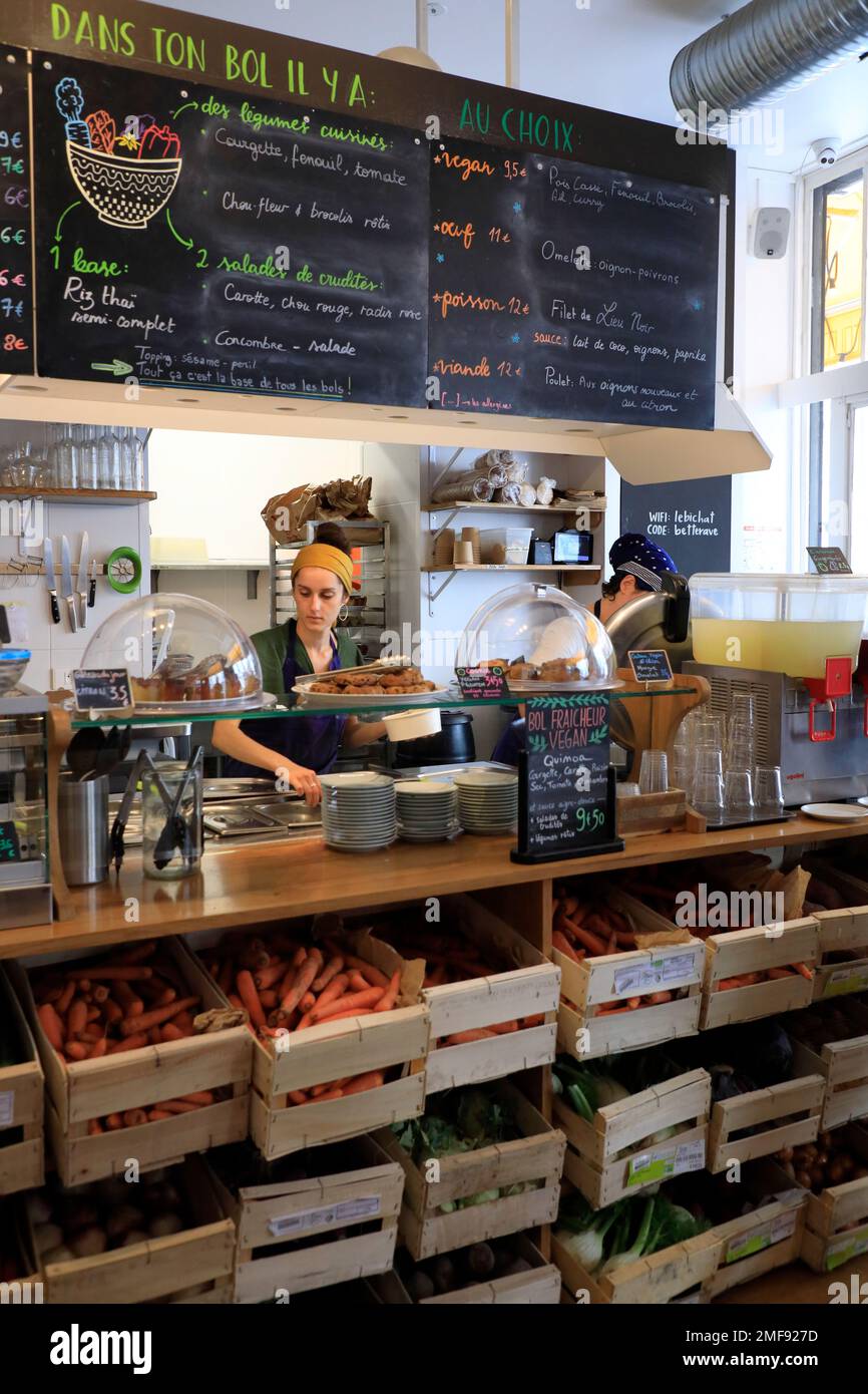 La vista interna di le Bichat, un ristorante ecologico e vegetariano amichevole che serve biologico e fattoria a cibo da tavola e bevande nel 10th ° arrondissement di Paris.France Foto Stock