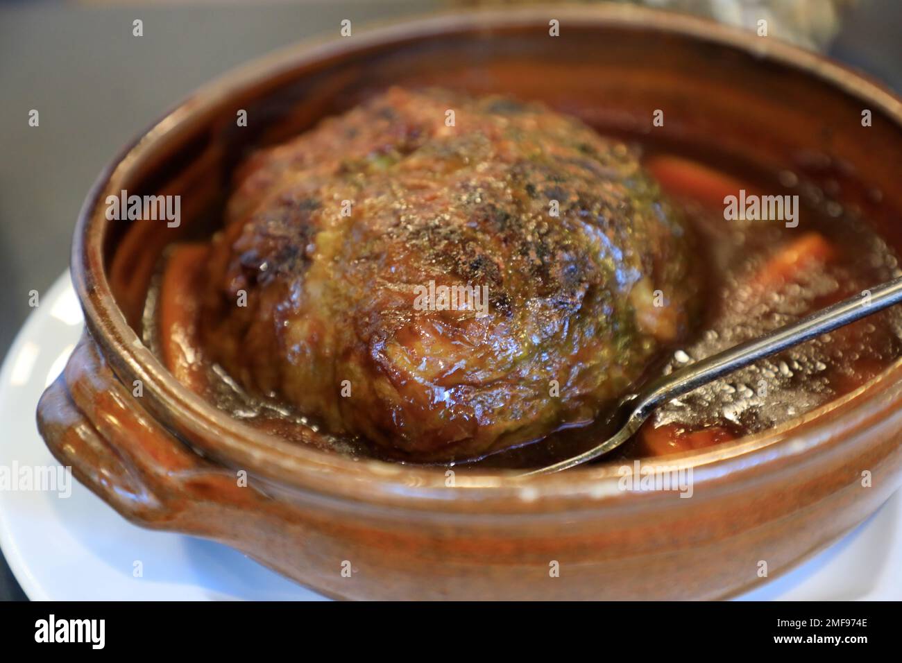 Chou Farci, cavolo ripieno di carne, un piatto tradizionale francese servito in un ristorante. Paris.France Foto Stock