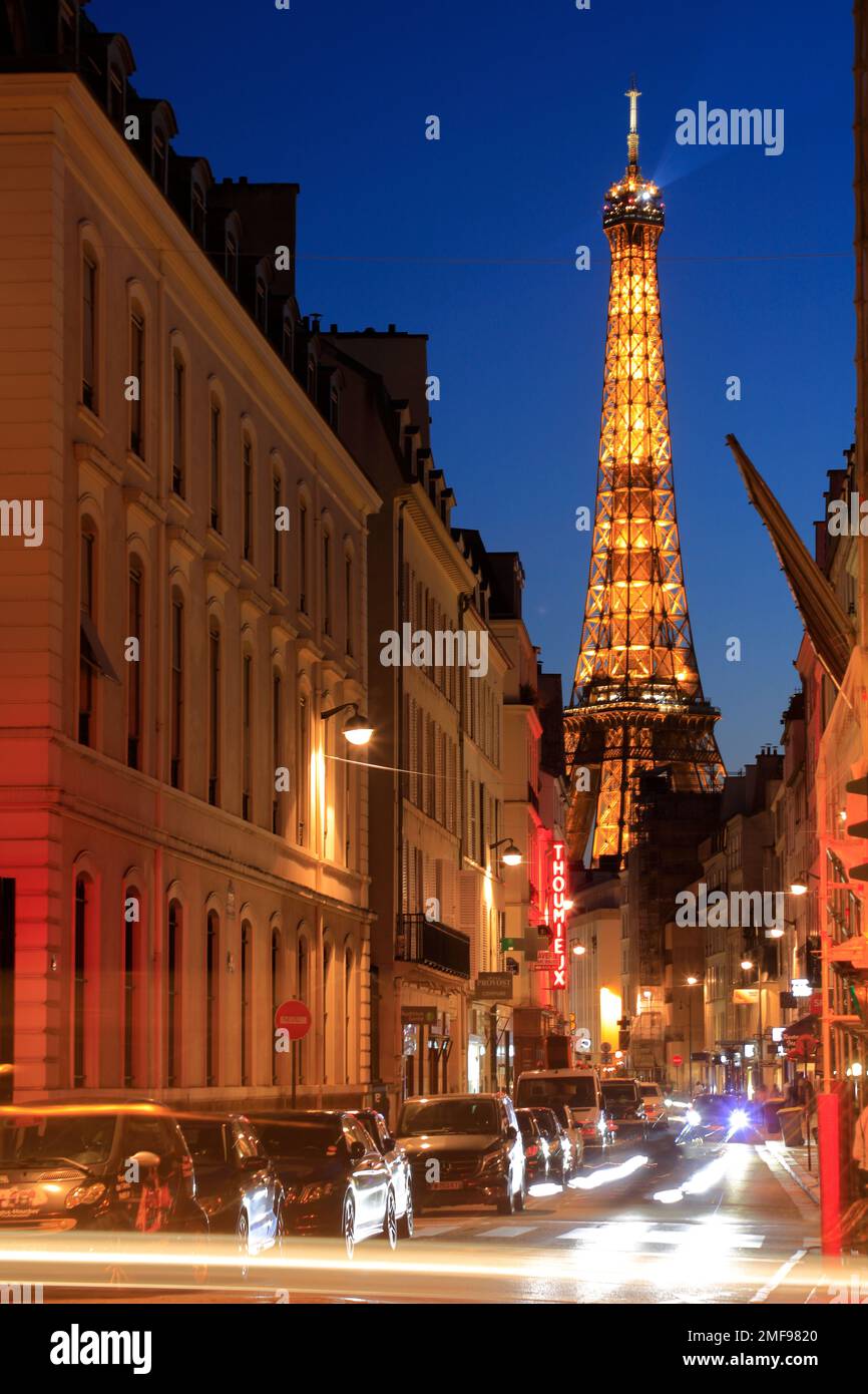 Vista notturna della Torre Eiffel con i veicoli fari sentieri su Rue Saint-Dominique nel 7eme ° arrondissement.Paris.France Foto Stock