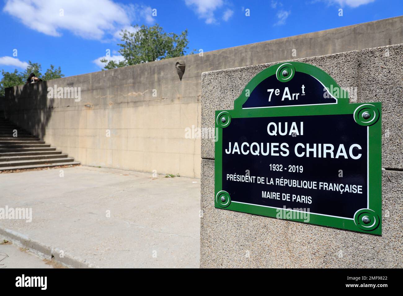 Cartello stradale in stile tradizionale di Quay Jacques Chirac sulla sponda sinistra della Senna in arrondissement 7eme. Parigi.Francia Foto Stock