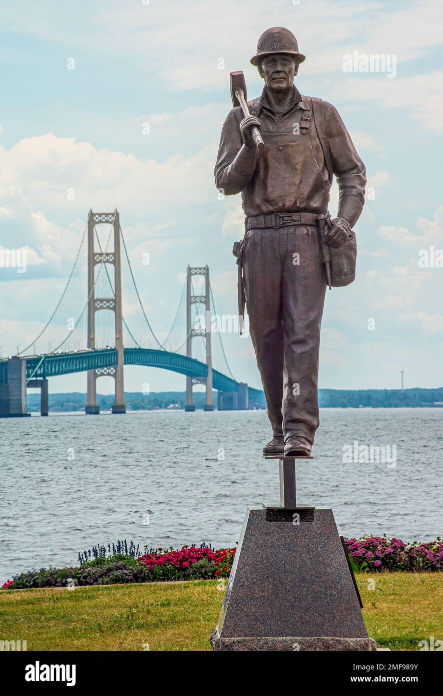Lavoratori caduti di costruzione di ponti con sfondo Mackinac Bridge Foto Stock