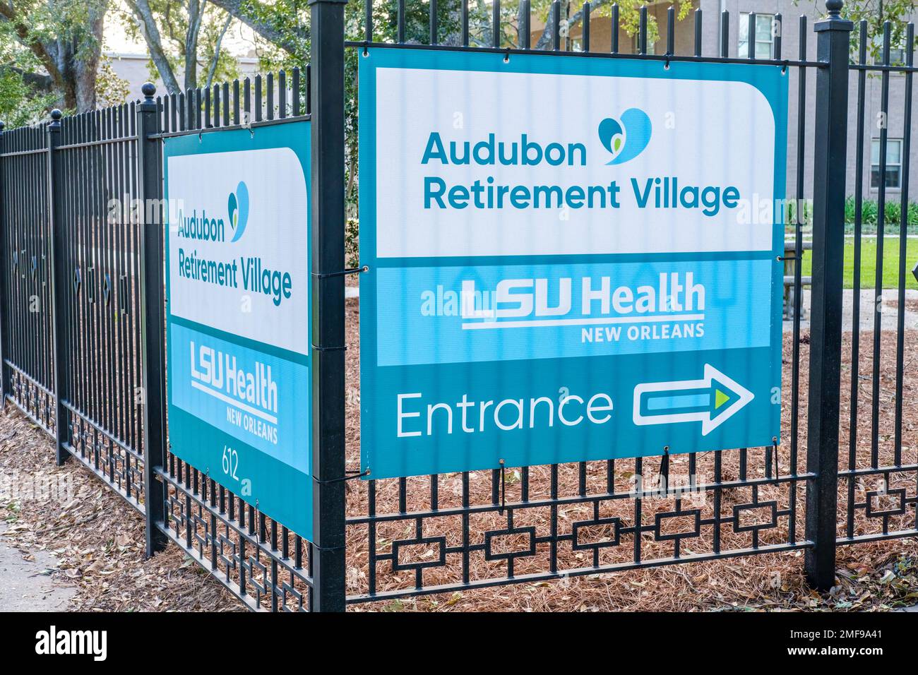 NEW ORLEANS, LA, USA - 28 DICEMBRE 2022: Indicazioni per Audubon Retirement Village sulla recinzione del centro di vita senior nel quartiere Uptown Foto Stock