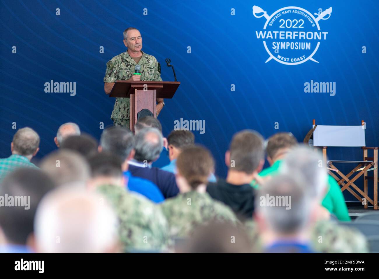 SAN DIEGO (18 agosto 2022) – Vice Presidente Roy Kitchener, Comandante, Naval Surface Force, USA Pacific Fleet, consegna il discorso principale al terzo Simposio annuale sul lungomare della Surface Navy Association (SNA) a bordo della base navale di San Diego, agosto 18. Fondata nel 1985, SNA promuove un maggiore coordinamento e comunicazione tra le comunità militari, commerciali e accademiche che condividono un interesse comune nella guerra di superficie sostenendo al contempo le attività delle forze di superficie della Marina. Foto Stock