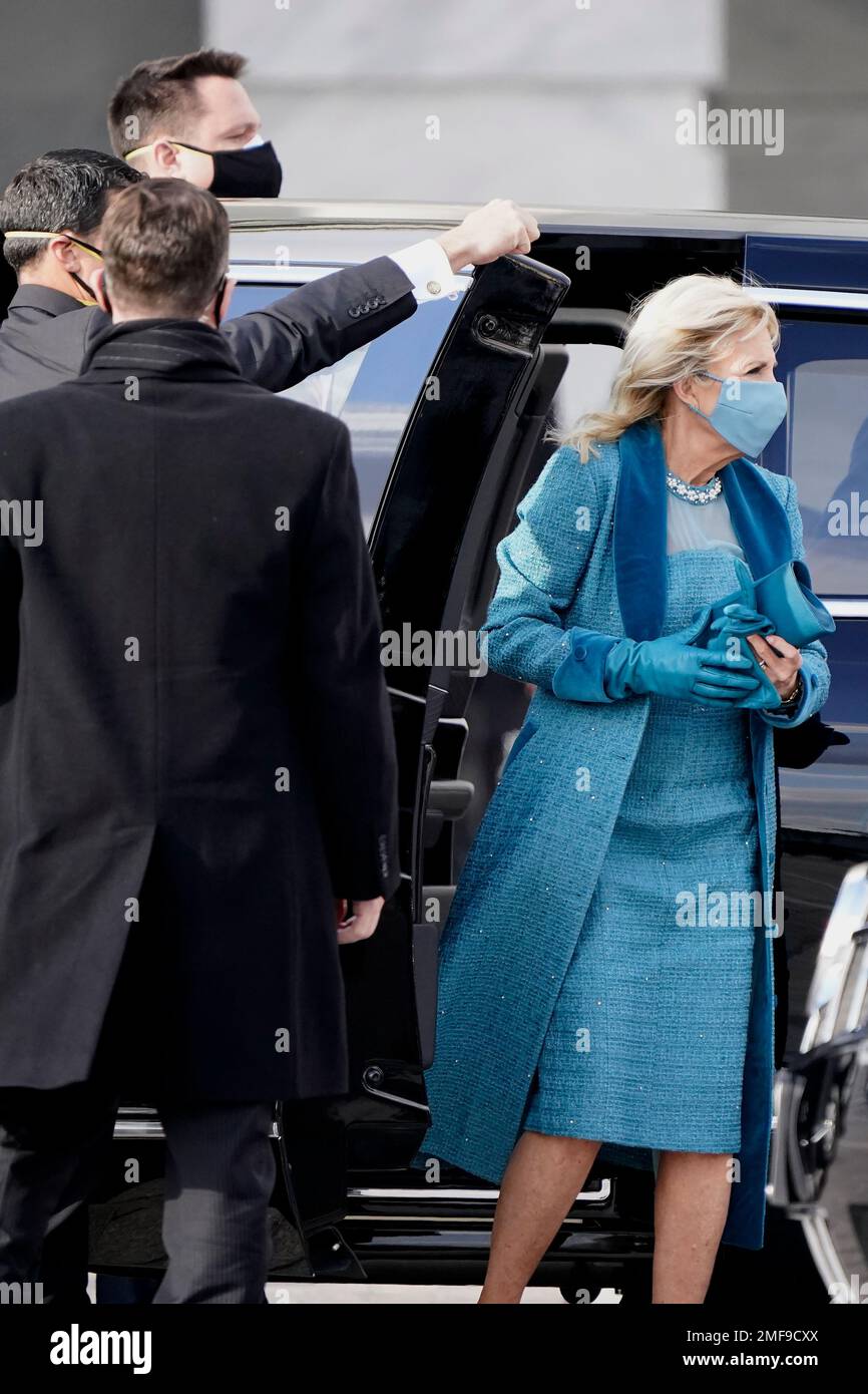 President-elect Joe Biden's wife Jill Biden arrives at the steps of the U.S. Capitol for the start of the official inauguration ceremonies, in Washington, Wednesday, Jan. 20, 2021. Speaker of the House, Nancy Pelosi waits at left. (AP Photo/J. Scott Applewhite) Foto Stock