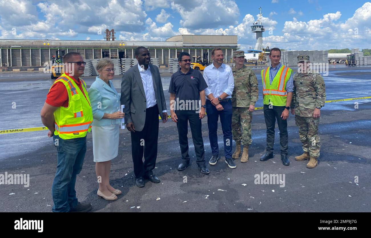 Il Sig. Michael Connor, Segretario aggiunto dell'Esercito per i lavori civili con il Congressgoman Marcy Kaptur e il corpo dell'Esercito degli Stati Uniti di leadership degli ingegneri, Brig. Il generale Kimberly Peeples e il tennese Colby Krug hanno incontrato Joe Cappel Toledo-Lucas County Port Authority, VP Business Development. Merci principali includono minerale di ferro, carbone, petrolio, calcare, sabbia e ghiaia, sale, cemento e cemento, grano, soia e alluminio che sostengono $10,7 miliardi di dollari in entrate aziendali, 59.176 posti di lavoro diretti, indiretti e indotti e $3 miliardi di dollari in reddito da lavoro. Foto Stock