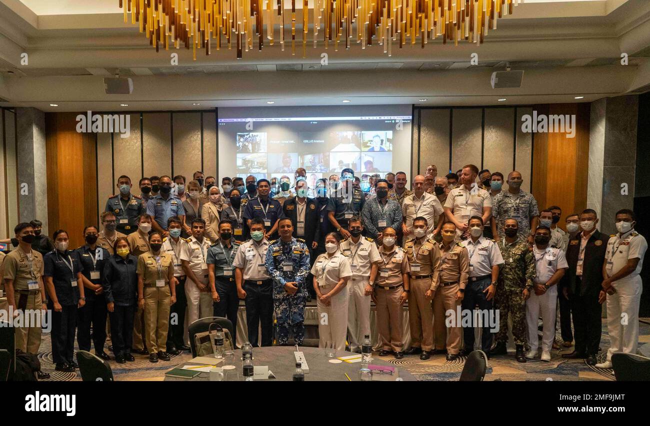 220818-N-JC800-0067 SINGAPORE (18 agosto 2022) – i partecipanti all'esercitazione di cooperazione e formazione del Sud-Est asiatico (SEACAT) 2022 a Singapore, posa per una foto di gruppo, 18 agosto. Nel suo 21st° anno, SEACAT è un esercizio multilaterale progettato per rafforzare la cooperazione tra 21 paesi del Sud-Est asiatico partecipanti e fornire un sostegno reciproco e un obiettivo comune per affrontare crisi, contingenze e attività illegali nel settore marittimo a sostegno di un libero e aperto Indo-Pacifico. Foto Stock