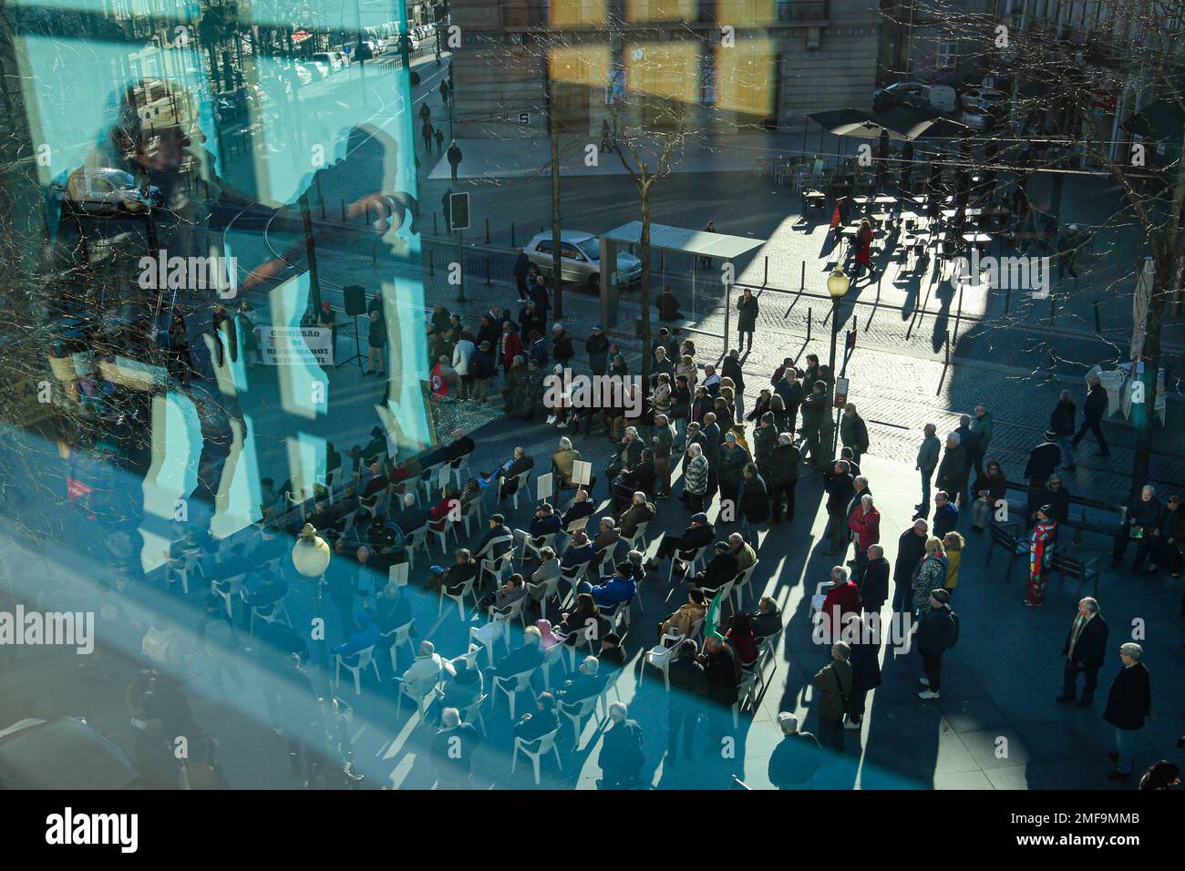 Porto, Portogallo. 24th Jan, 2023. Vista di una folla di pensionati e pensionati durante la manifestazione. Concentrazione e dimostrazione nazionale di pensionati e pensionati contro l'aumento del costo della vita e l'aumento insufficiente delle pensioni, a Praha da Batalha, Porto. Credit: SOPA Images Limited/Alamy Live News Foto Stock