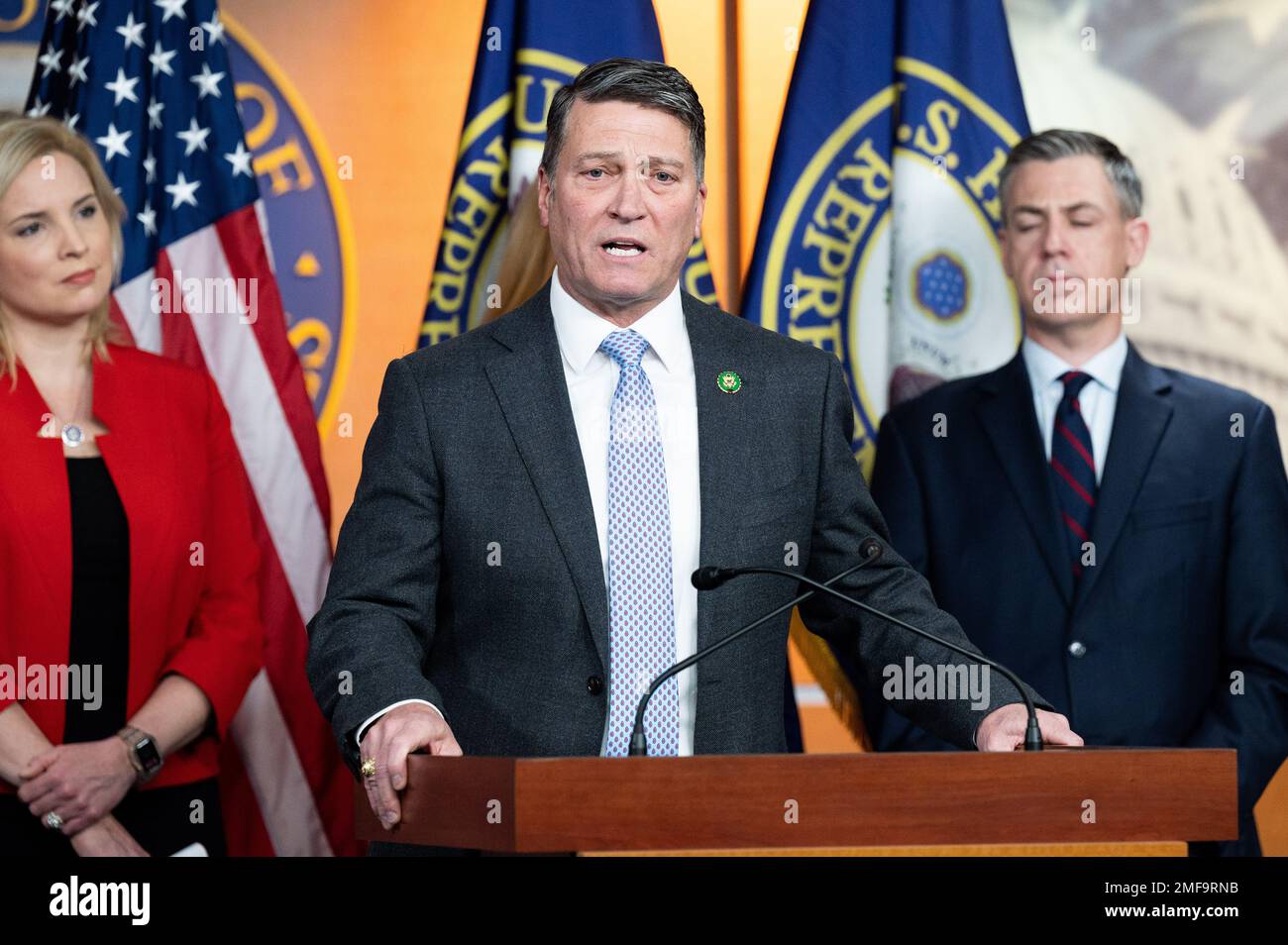 Washington, Stati Uniti. 24th Jan, 2023. STATI UNITI Il rappresentante Ronny Jackson (R-TX) intervenendo in una conferenza stampa con altri repubblicani della Camera sul confine meridionale. (Foto di Michael Brochstein/Sipa USA) Credit: Sipa USA/Alamy Live News Foto Stock