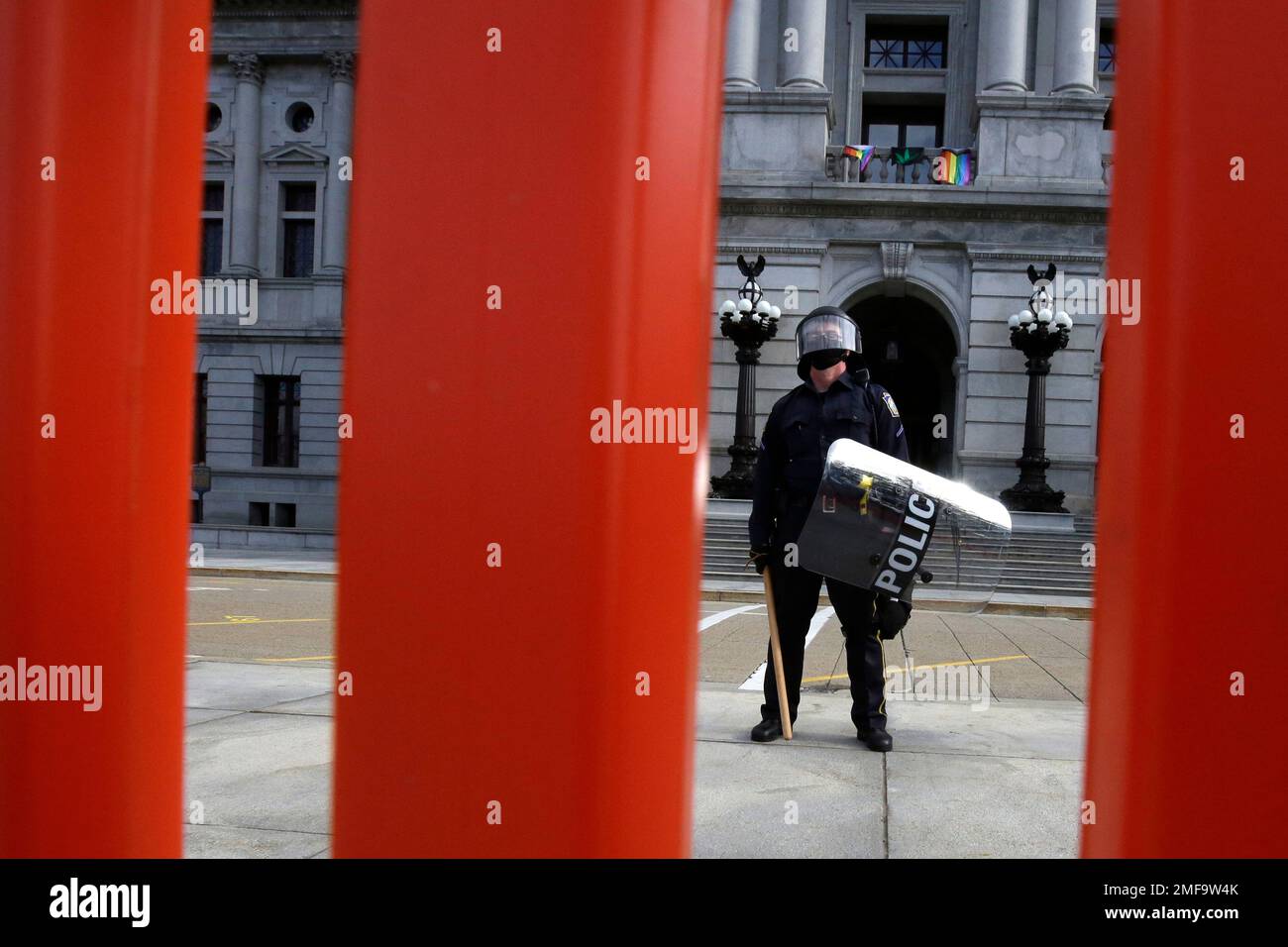 A Capitol Police officer guards the main entrance to the Pennsylvania state capitol, Sunday Jan. 17, 2021, in Harrisburg, Pa. (AP Photo/Jacqueline Larma) Foto Stock