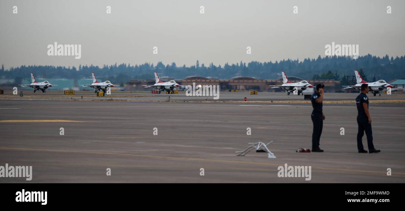 Gli Stati Uniti Air Force Thunderbirds arriva alla base della Guardia Nazionale aerea di Portland, Ore. Il 18 agosto 2022, in vista dell'Oregon International Air Show di McMinnville. Lo spettacolo aereo si terrà durante il fine settimana, dal 19th al 21st agosto. Foto Stock