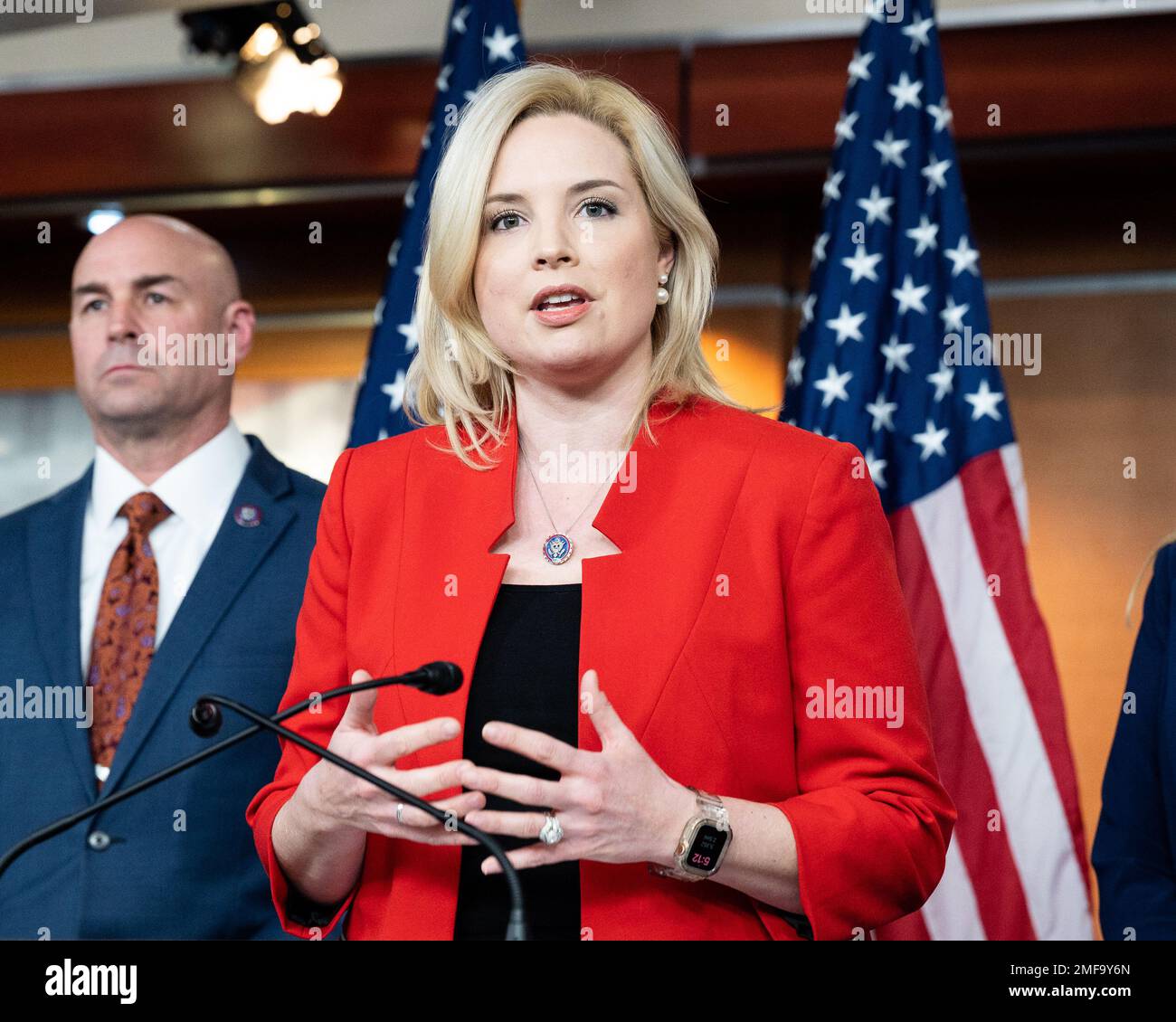 Washington, Stati Uniti. 24th Jan, 2023. STATI UNITI Il rappresentante Ashley Hinson (R-IA) intervenendo in una conferenza stampa con altri repubblicani della Camera sul confine meridionale. Credit: SOPA Images Limited/Alamy Live News Foto Stock