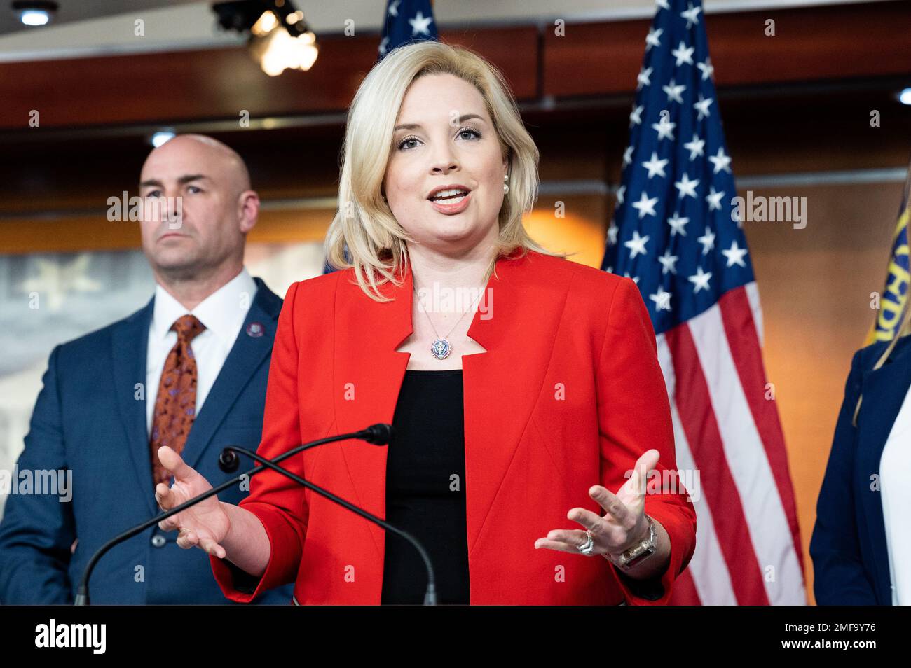 Washington, Stati Uniti. 24th Jan, 2023. STATI UNITI Il rappresentante Ashley Hinson (R-IA) intervenendo in una conferenza stampa con altri repubblicani della Camera sul confine meridionale. Credit: SOPA Images Limited/Alamy Live News Foto Stock