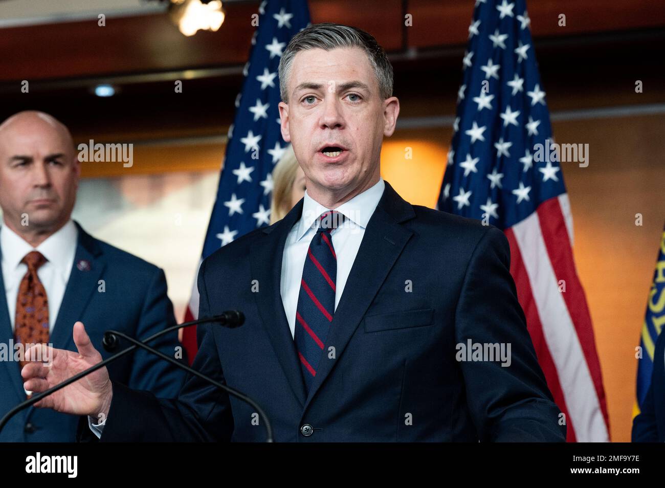 Washington, Stati Uniti. 24th Jan, 2023. STATI UNITI Il rappresentante Jim Banks (R-IN) intervenendo in una conferenza stampa con altri repubblicani della Camera sul confine meridionale. Credit: SOPA Images Limited/Alamy Live News Foto Stock