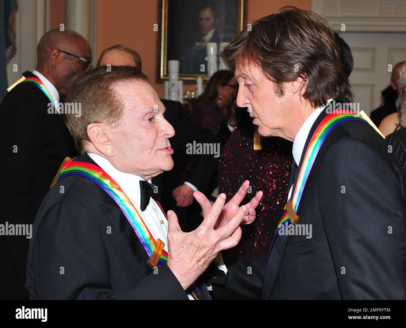 2010 gli onorificenti del Kennedy Center Jerry Herman, a sinistra, e Sir Paul McCartney, a destra, condividono alcuni pensieri dopo aver posato per la loro foto di classe formale a seguito della cena formale dell'artista al Dipartimento di Stato degli Stati Uniti a Washington, D.C. il sabato 4 dicembre 2010. Credit: Ron Sachs / CNP /MediaPunch Foto Stock