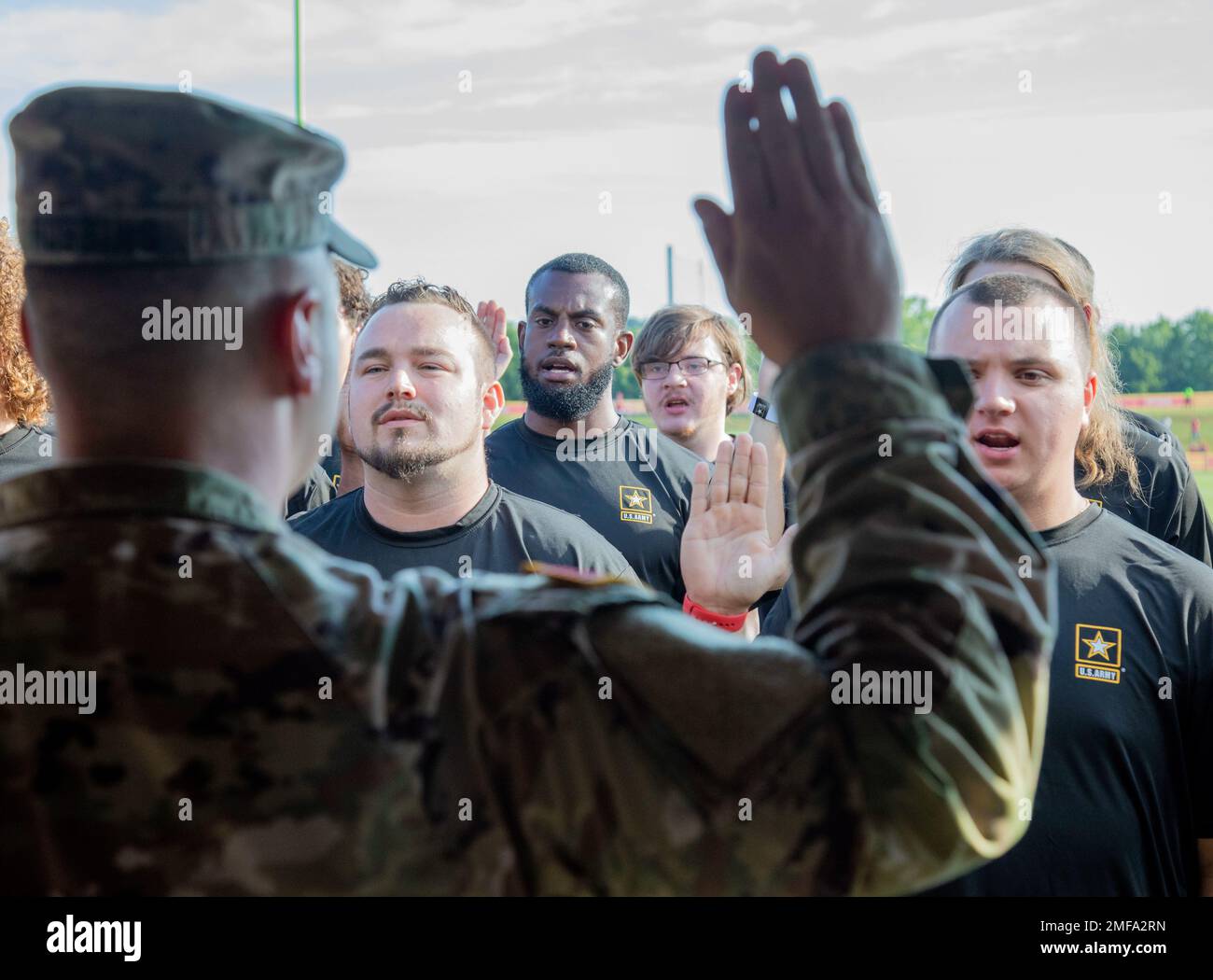 D’Wayne Thorpe (centro), un americano Esercito Kansas City reclutamento di battaglione reclutamento, recita gli Stati Uniti Giuramento dell'Esercito, 18 agosto 2022, a San Joseph, Missouri, durante il campo di addestramento dei Kansas City Chiefs. In collaborazione con la 1st° Divisione Fanteria e i capi KC, la KC Recruiting BN. Giurò in 18 reclute durante la giornata militare di apprezzamento dei capi. Foto Stock