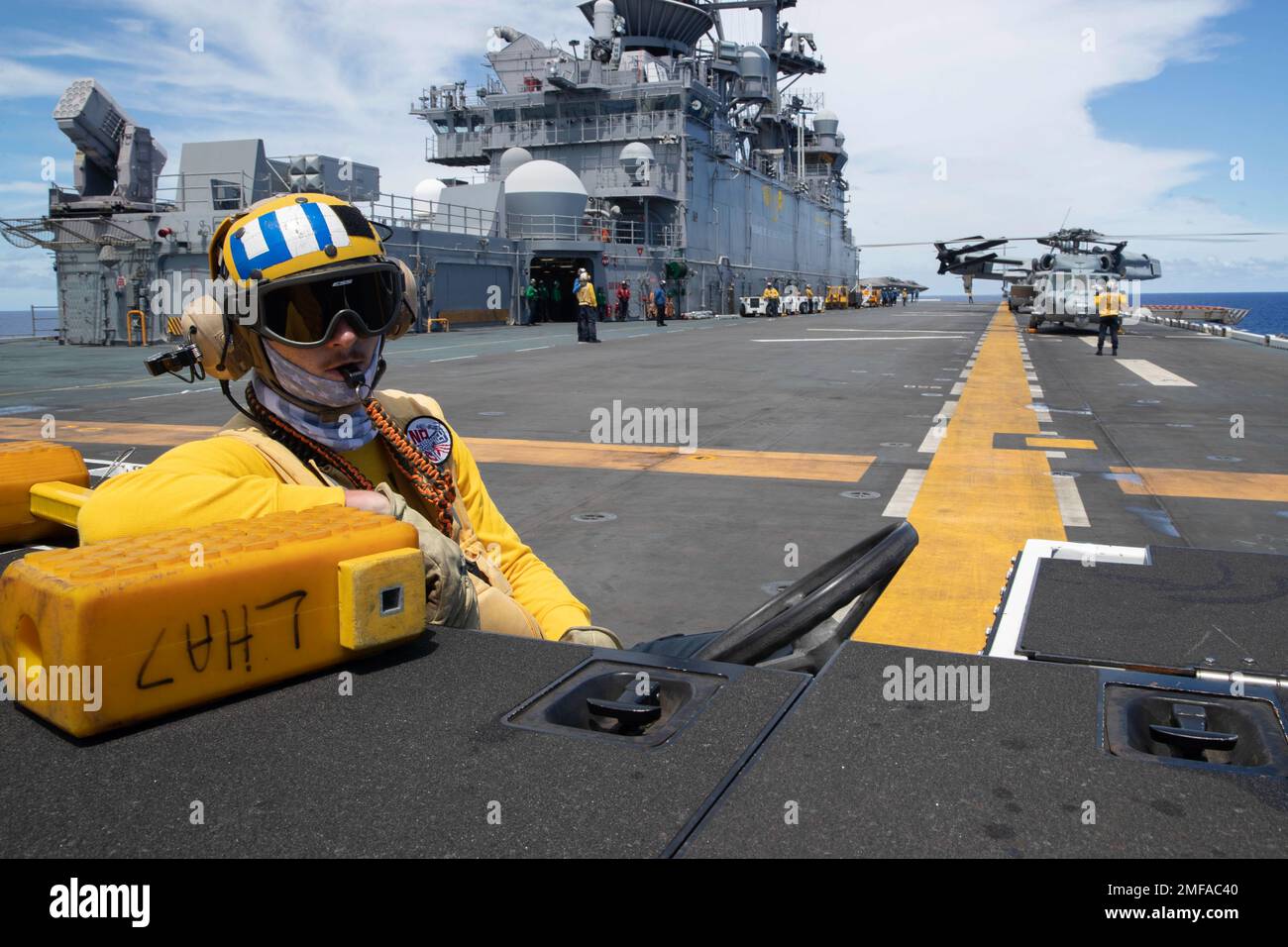 220819-N-XN177-1020 MARE DELLE FILIPPINE (19 agosto 2022) – Aviazione Boatswain’s Mate (Handling) 3rd Classe Anthony Fettkether, di Post Falls, Idaho, gestisce un trattore per il traino di aeromobili a bordo di una nave d'assalto anfibia USS Tripoli (LHA 7), 19 agosto 2022. Tripoli opera nell'area delle operazioni della flotta 7th degli Stati Uniti per migliorare l'interoperabilità con alleati e partner e fungere da pronta forza di risposta per difendere la pace e mantenere la stabilità nella regione dell'Indo-Pacifico. Foto Stock