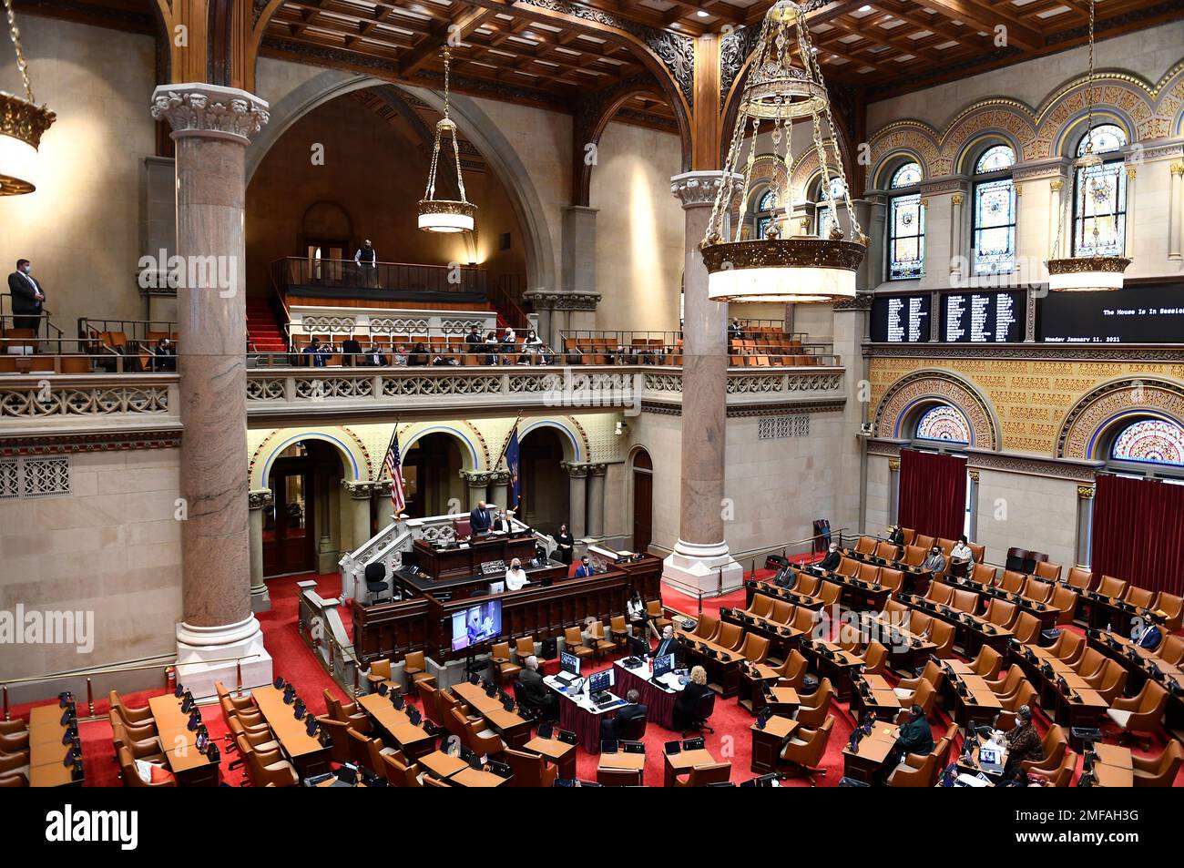 Members of the New York state Assembly work in the Assembly Chamber at the state Capitol, Monday, Jan. 11, 2021, in Albany, N.Y. (AP Photo/Hans Pennink) Foto Stock