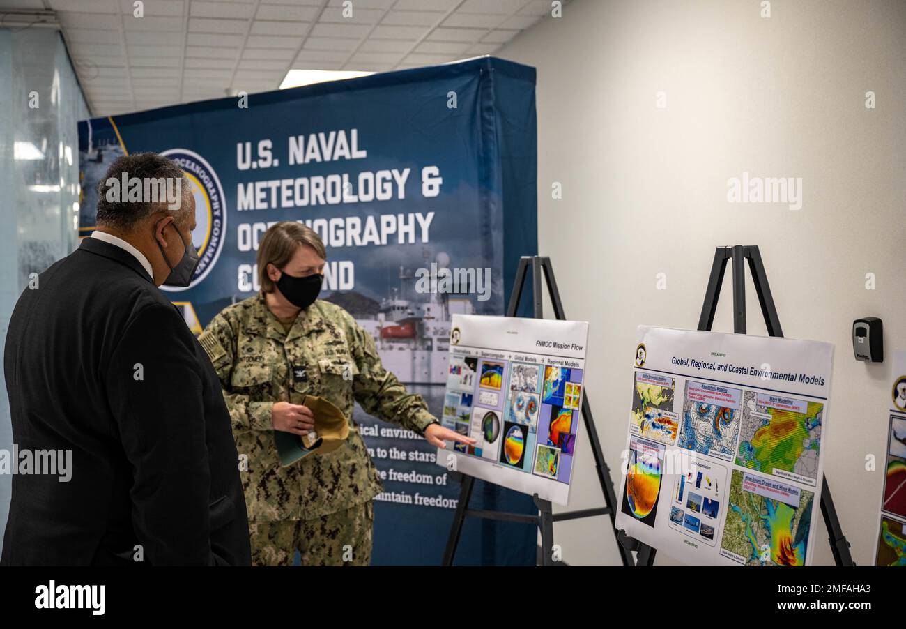 MONTEREY, California (18 agosto 2022) — il Segretario della Marina Carlos del Toro riceve un tour delle strutture del Fleet Numerical Meteorology and Oceanography Center (FNMOC) dal Capt. Christi Montgomery, comandante della FNMOC, a Monterey, 18 agosto 2022. Del Toro è in visita a San Diego e Monterey per visitare i marinai e i Marines ai comandi di installazione, impegnarsi con la leadership al Surface Warfare Flag Officer Training Symposium, e discutere le iniziative strategiche al NPS. Foto Stock