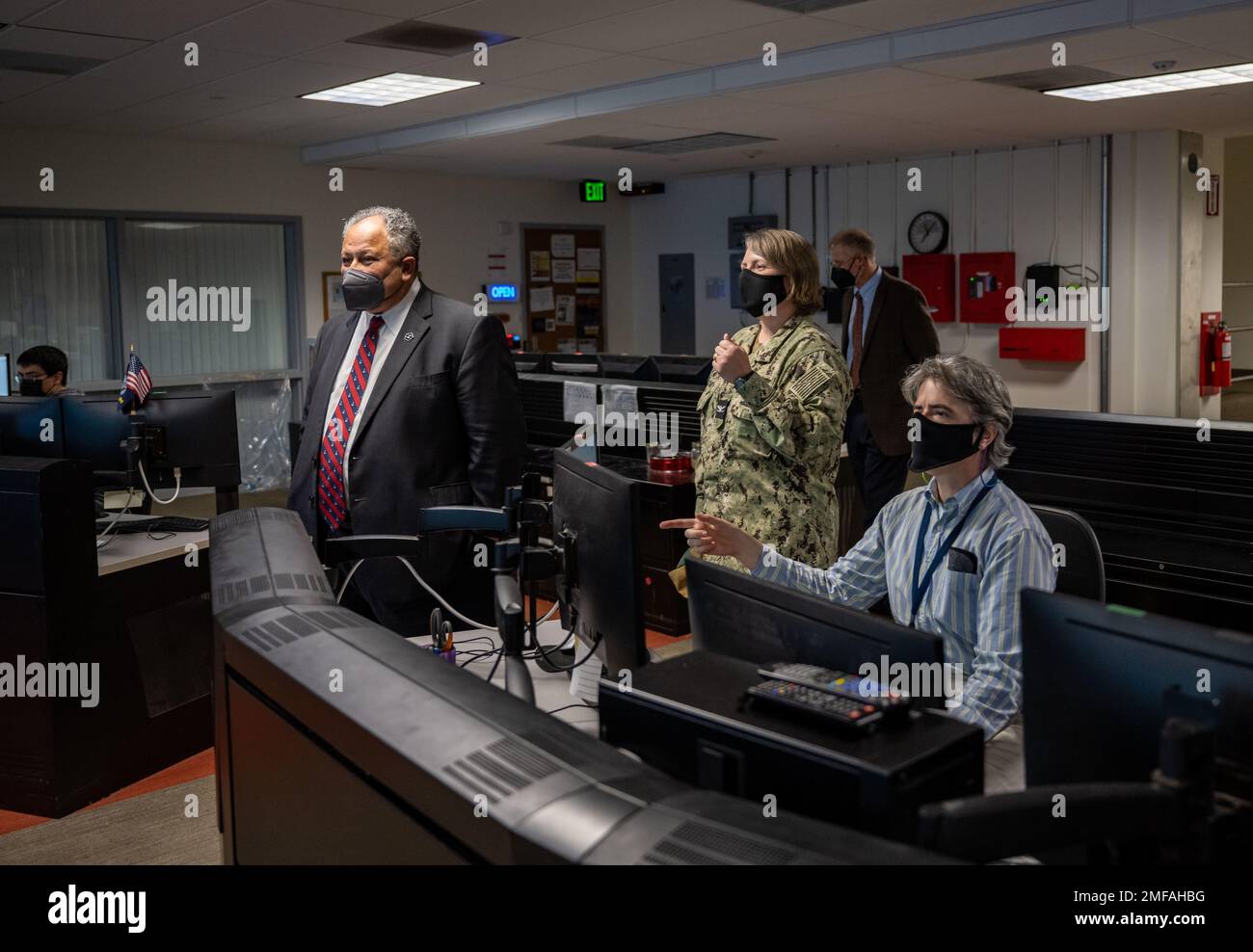 MONTEREY, California (18 agosto 2022) — il Segretario della Marina Carlos del Toro riceve un tour delle strutture del Fleet Numerical Meteorology and Oceanography Center (FNMOC) dal Capt. Christi Montgomery, comandante della FNMOC, a Monterey, 18 agosto 2022. Del Toro è in visita a San Diego e Monterey per visitare i marinai e i Marines ai comandi di installazione, impegnarsi con la leadership al Surface Warfare Flag Officer Training Symposium, e discutere le iniziative strategiche al NPS. Foto Stock