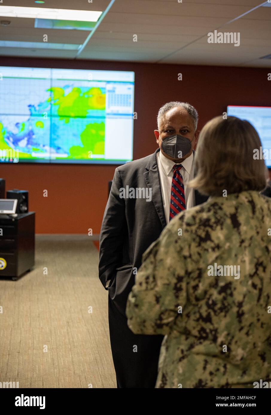 MONTEREY, California (18 agosto 2022) — il Segretario della Marina Carlos del Toro riceve un tour delle strutture del Fleet Numerical Meteorology and Oceanography Center (FNMOC) dal Capt. Christi Montgomery, comandante della FNMOC, a Monterey, 18 agosto 2022. Del Toro è in visita a San Diego e Monterey per visitare i marinai e i Marines ai comandi di installazione, impegnarsi con la leadership al Surface Warfare Flag Officer Training Symposium, e discutere le iniziative strategiche al NPS. Foto Stock