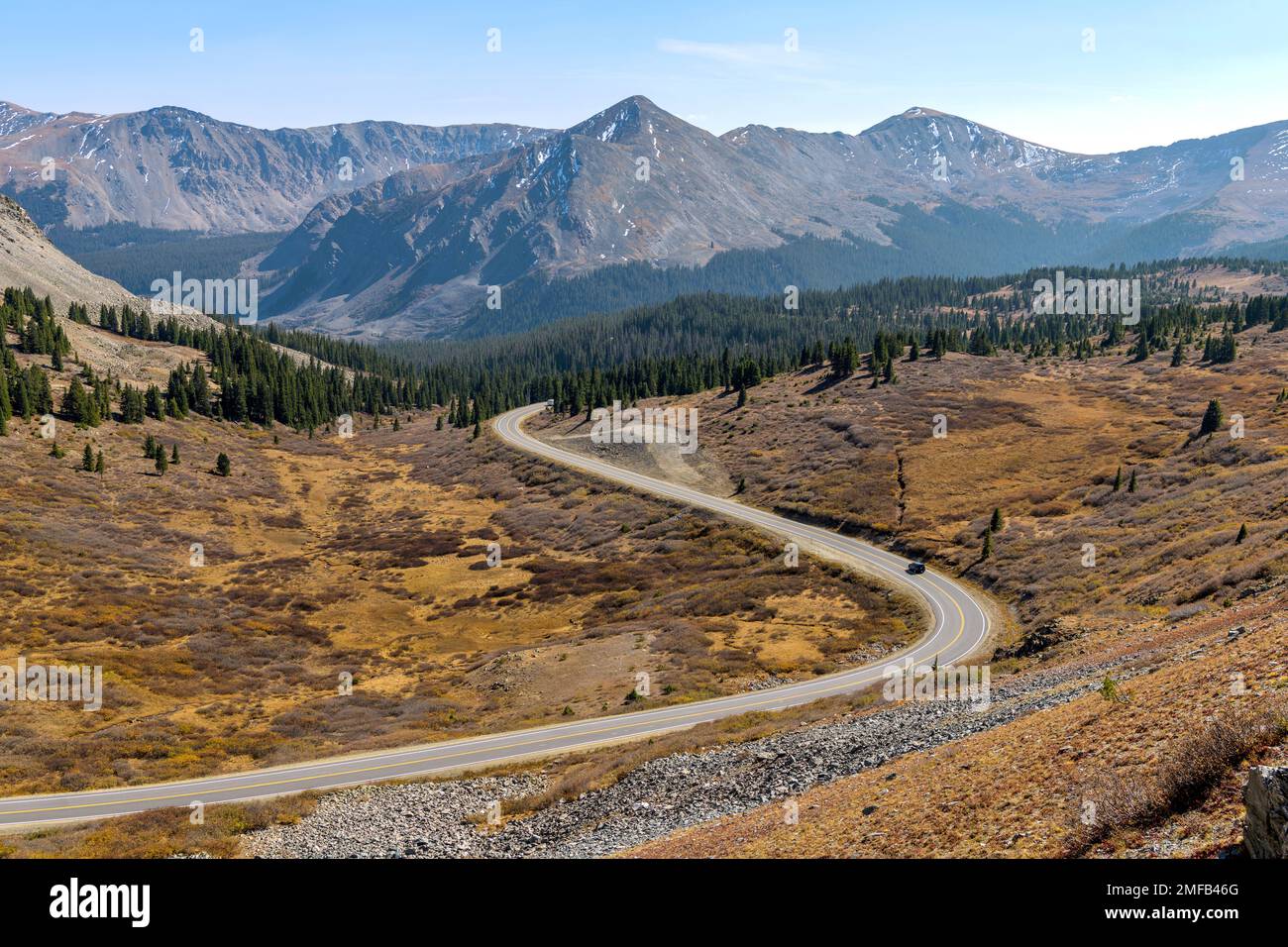 Autunno al Passo di Cottonwood - Panoramica autunnale di una tortuosa strada di montagna a est della cima del Passo di Cottonwood. Buena Vista - Crested Butte, CO. Foto Stock Autunno al Passo di Cottonwood - Panoramica autunnale di una tortuosa strada di montagna a est della cima del Passo di Cottonwood. Buena Vista - Crested Butte, CO. Foto Stock