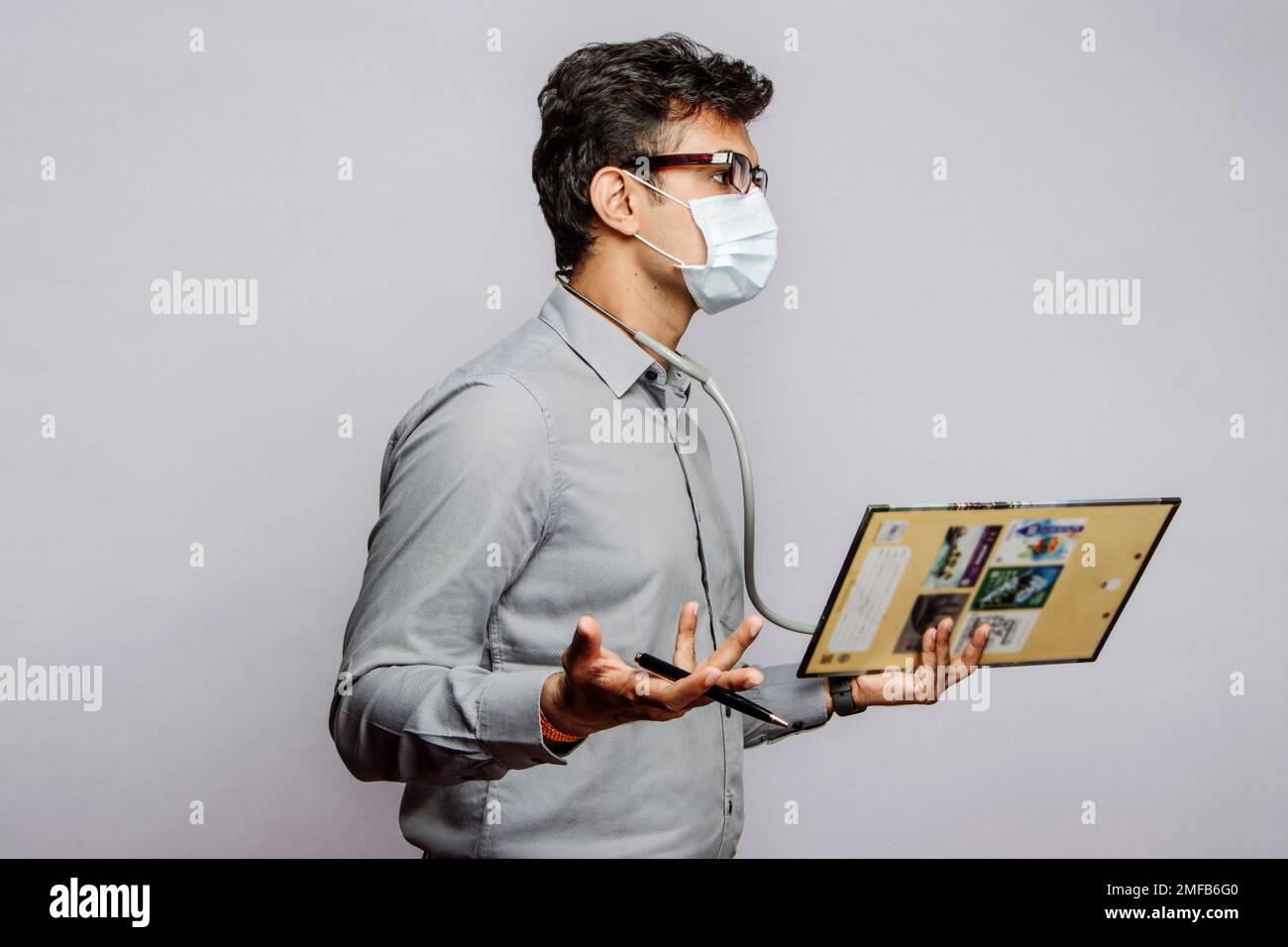 Expert Medical Trainer educare i futuri medici con formazione pratica, tenendo una clipboard e condividendo l'esperienza professionale in una formazione medica Foto Stock