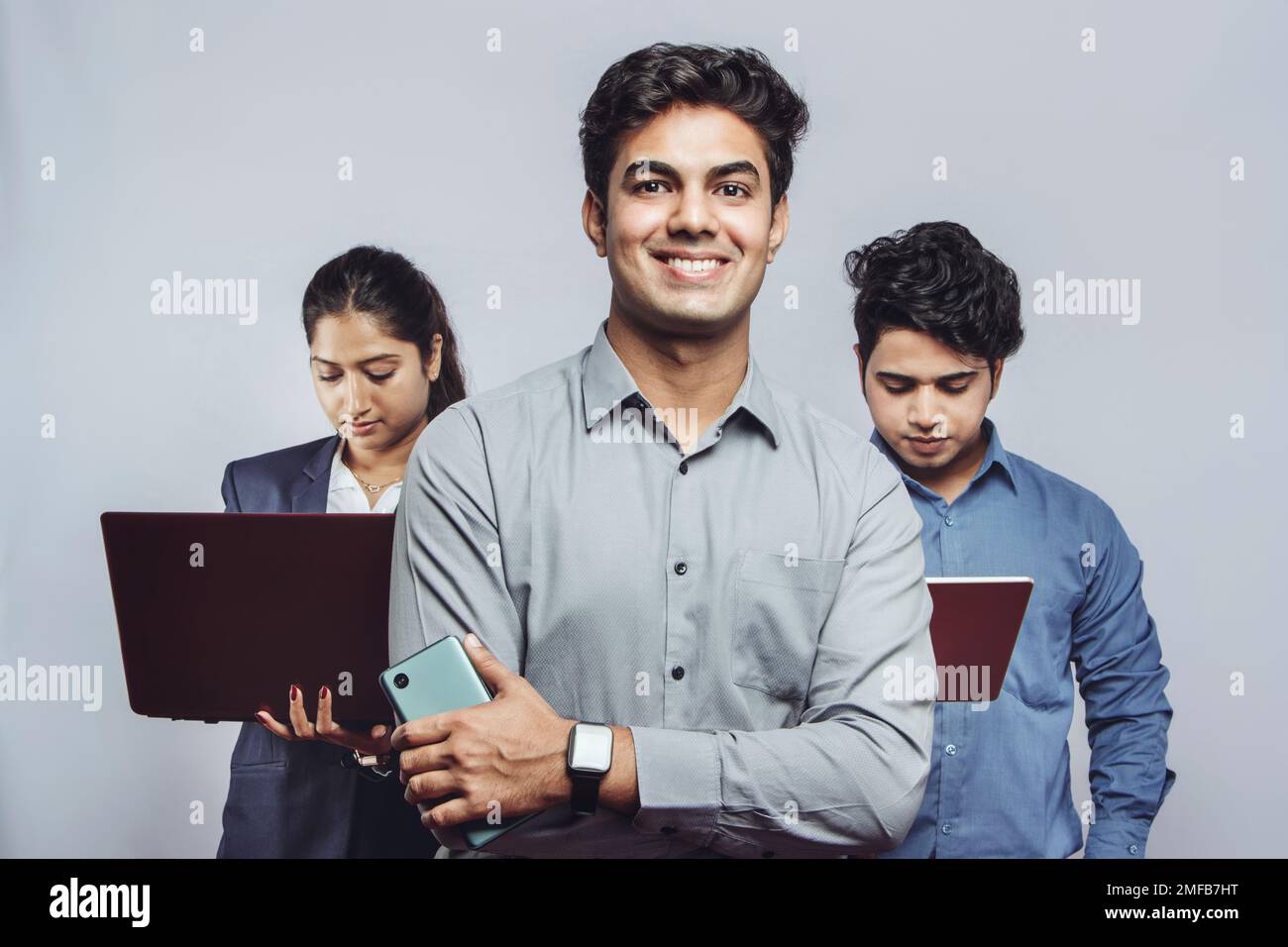 Team dello staff dell'ufficio indiano che collabora al progetto: Project Manager che rappresenta Brand, professionalità, lavoro di squadra, Corporate Excellence Workplace idea Foto Stock