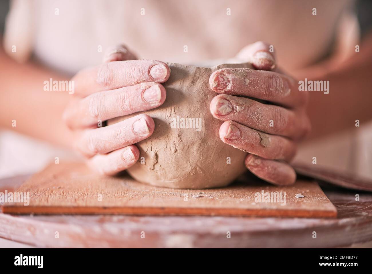 Creativa, ceramica e design con le mani di donna in laboratorio di studio per stampi, ceramiche e arte Argilla, scultura e produzione con ragazza artigianale su Foto Stock