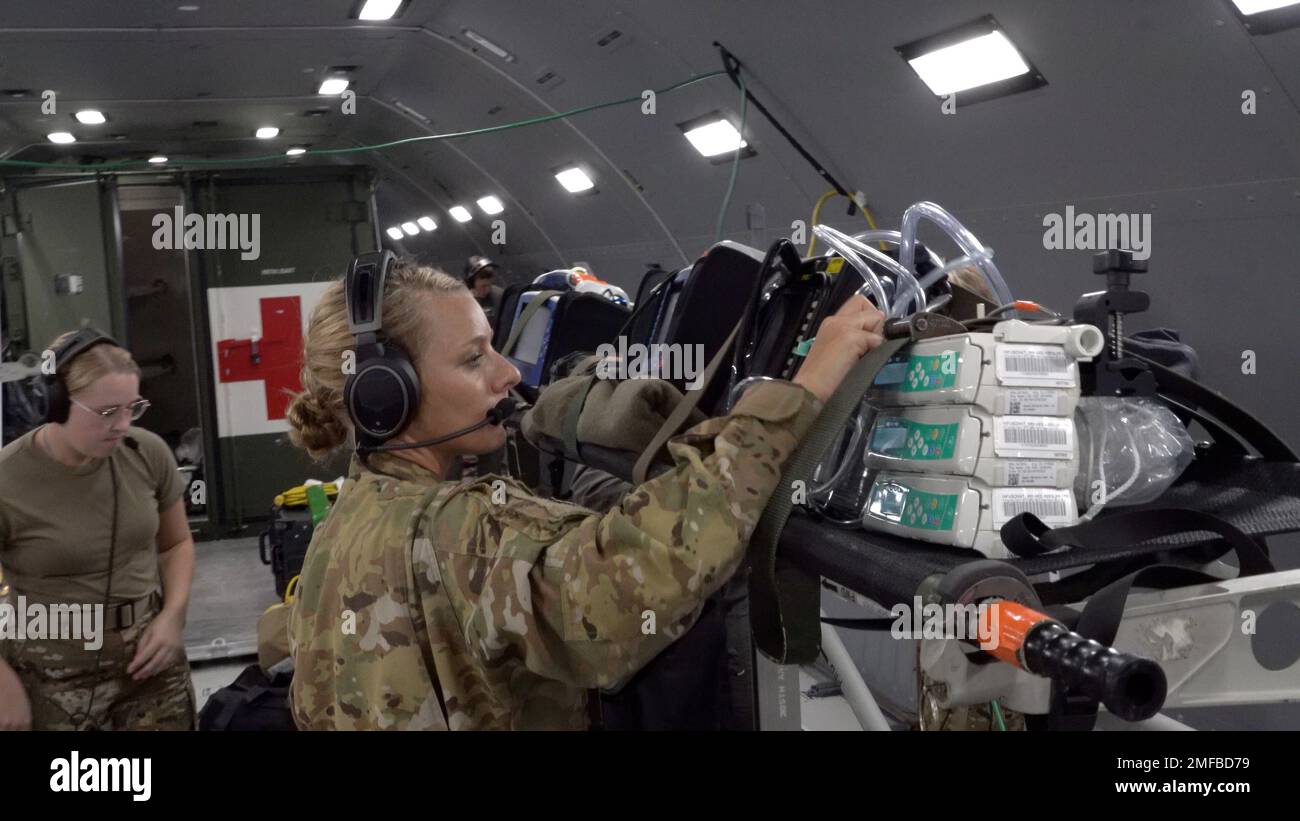 Il Capt. Elizabeth Beaty, 36th infermiera di volo di Squadron di evacuazione Aeromedica, controlla le forniture e assicura che il controllo preliminare dell'apparecchiatura medica sia completato prima del decollo durante il loro addestramento sul nuovo rifornimento dell'aria dell'aeronautica militare, il KC-46A Pegasus, Volato dalla 77th Air Refuelling Squadron dalla 916th Air Refuelling Wing, dal 16 al 19 agosto 2022. Il personale medico è tenuto ad allenarsi su tutte le strutture aeree in grado di trasportare i pazienti, dalle operazioni di carico e scarico, dalla messa a punto delle lettiere, alla conoscenza della posizione dei connettori delle apparecchiature mediche, fino al supervisore dell'evacuazione di emergenza Foto Stock