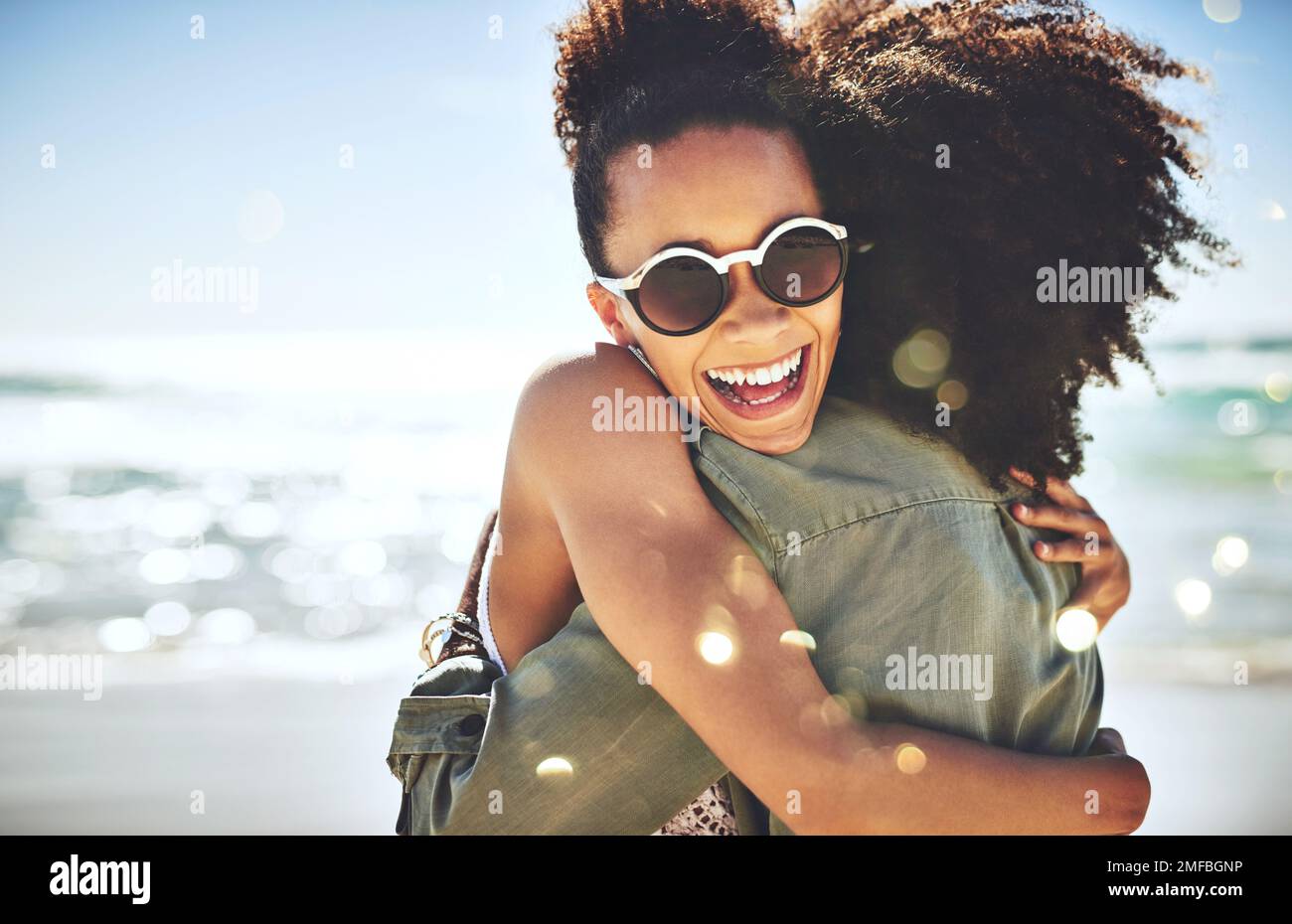 Amicizia significa tutto per noi. due amiche che si divertono in spiaggia. Foto Stock