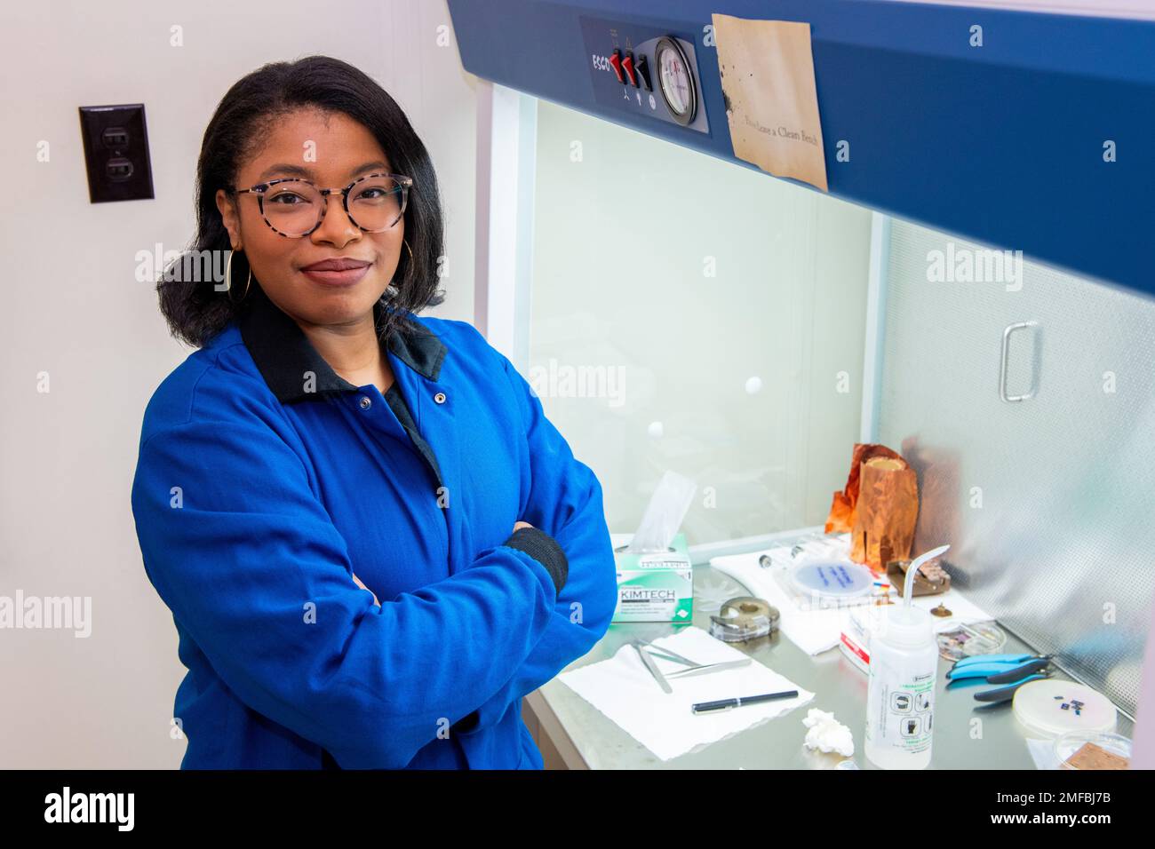 Olufolasade Atoyebi, Stati Uniti Naval Research Laboratory ricercatore post-dottorato, pone accanto a un armadio di sicurezza biologica a Washington, D.C. Agosto 18, 2022. Una cappa di sicurezza biologica consente ai ricercatori di lavorare con campioni chimici che possono presentare agenti patogeni. Foto Stock