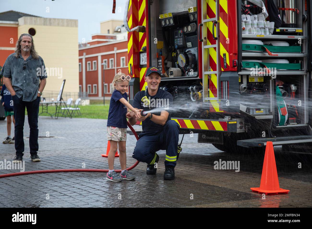 Marion Bruhl, figlia del col. Joseph Bruhl, in servizio presso gli Stati Uniti La Task Force dell'Esercito dell'Europa meridionale, Africa, spruzza una manichetta durante il Lion Cub to Work Day a Caserma del DIN, Vicenza, Italia, 19 agosto 2022. L'evento ha dato ai bambini militari una comprensione di alcuni dei compiti che i loro genitori hanno bisogno di padroneggiare per rimanere pronti per il combattimento. Foto Stock