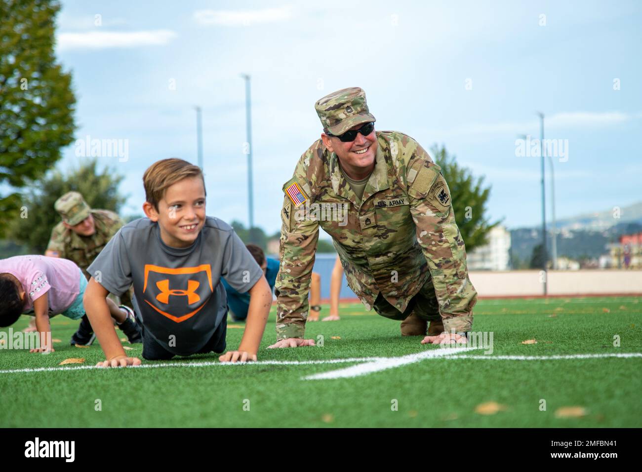 Levi Butcher, figlio di Sgt. 1st Classe Randy Butcher, che serve con gli Stati Uniti La Task Force dell'Esercito dell'Europa meridionale, Africa, partecipa alla preparazione durante la Giornata del Leone Cub to Work a Caserma del DIN, Vicenza, Italia, 19 agosto 2022. L'evento ha dato ai bambini militari una comprensione di alcuni dei compiti che i loro genitori hanno bisogno di padroneggiare per rimanere pronti per il combattimento. Foto Stock
