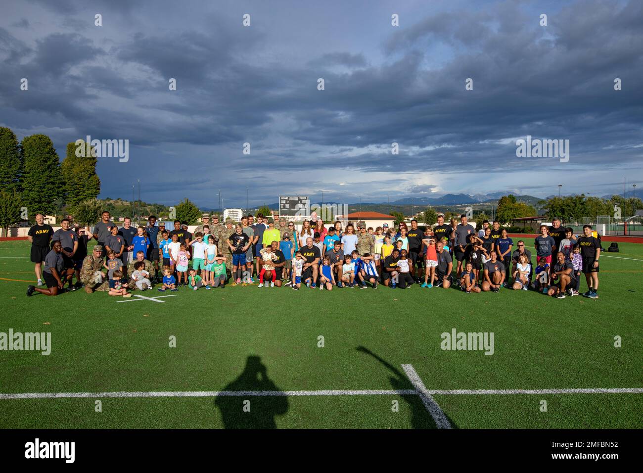 Gli Stati Uniti Army Southern European Task Force, Africa, Intelligence & Sostainment Company, ha ospitato un Lion Cubs to Work Day, a Caserma del DIN, Vicenza, 19 agosto 2022. L'evento ha dato ai bambini militari una comprensione di alcuni dei compiti che i loro genitori hanno bisogno di padroneggiare per rimanere pronti per il combattimento. Foto Stock