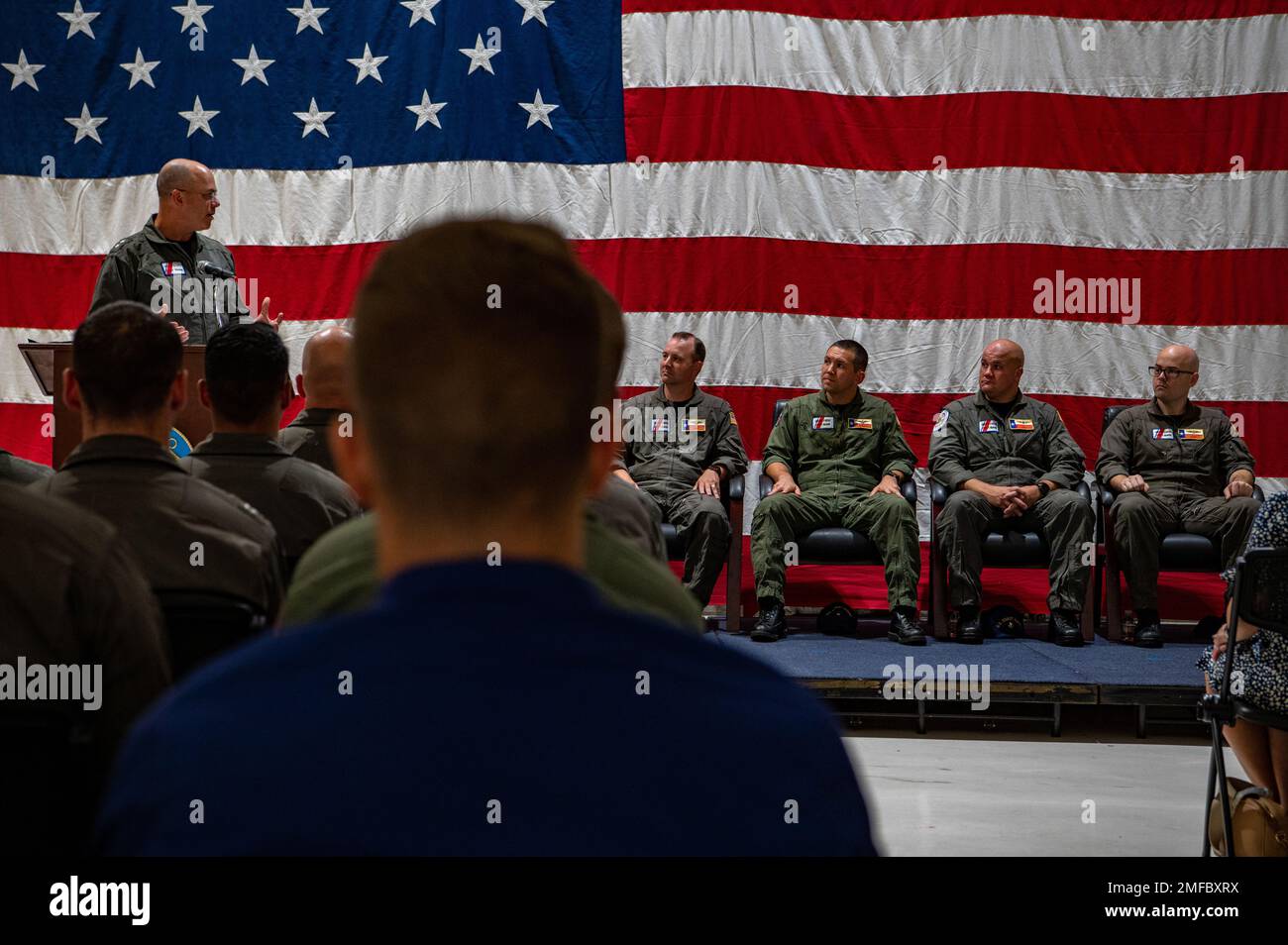 Richard V. Timme, comandante, Distretto otto della Guardia Costiera, consegna un discorso durante una cerimonia di premiazione alla Stazione aerea della Guardia Costiera di Houston, Texas, 19 agosto 2022. Durante la cerimonia, Timme ha presentato le Medaglie aeree al CMdR. James Conner, Petty Officer 1st Class Vincent Neiman, e Petty Officer 2nd Class Christopher Collins per aver salvato nove membri dell'equipaggio intrappolati dal Pride Wisconsin, un'unità di perforazione offshore mobile dismessa che ha preso fuoco a Sabine Pass, Texas, il 24 febbraio 2022. Foto Stock