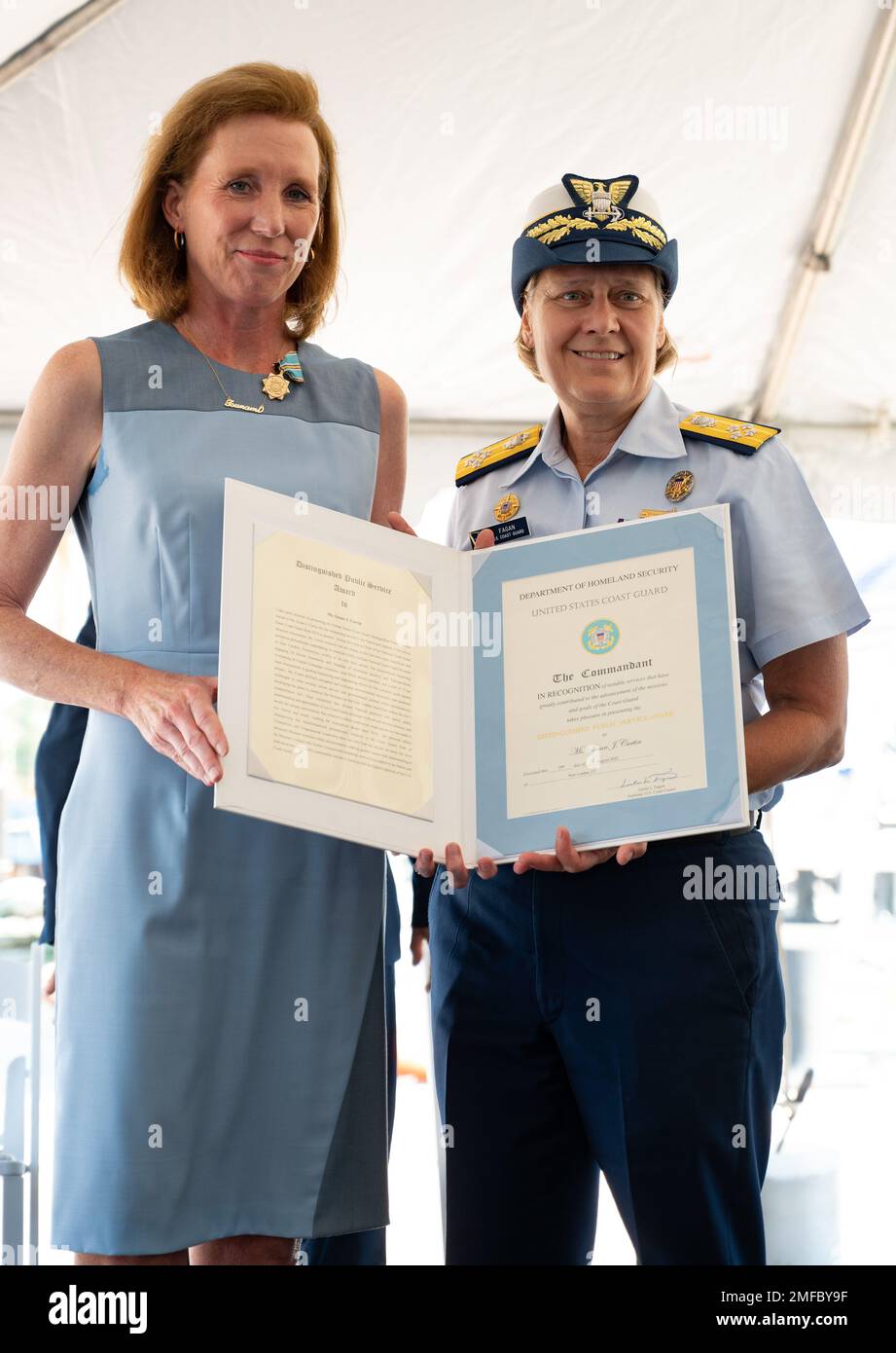 Il comandante della Guardia Costiera ADM. Linda L. Fagan posa con Susan J. Curtin a New London, CT, 19 agosto 2022 durante la cerimonia di posa delle chele del National Coast Guard Museum. Curtin è stato presentato con gli Stati Uniti Premio per il servizio pubblico della Guardia Costiera per il suo eccellente servizio alla nazione a sostegno della Guardia Costiera come presidente della National Coast Guard Museum Association. (STATI UNITI Guardia costiera fotografia di Petty ufficiale 3rd Classe Matthew Thieme.) Foto Stock