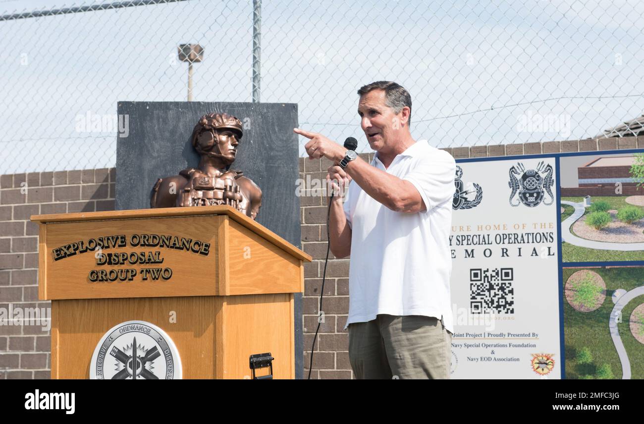 220819-N-YR675-9259 VIRGINIA BEACH, VIRGINIA (19 agosto 2022). ADM. Posteriore Frank Morneau, Ret. Parla durante la cerimonia rivoluzionaria per il Navy Special Operations Memorial. Il memoriale sarà situato presso l'Explosive Ordnance Disposal Group (EODGRU) 2 Compound sulla base Expeditionary base congiunta Little Creek-Fort Story, e il memoriale sarà caratterizzato dai nomi dei tecnici di smaltimento esplosivi di Fallen Navy Ordnance e Navy Divers. EODGRU 2 è una parte critica della forza di combattimento spedizione della Marina (NECF) che elimina i pericoli esplosivi per fornire accesso alle aree negate; protegge il dominio sottomarino per com Foto Stock