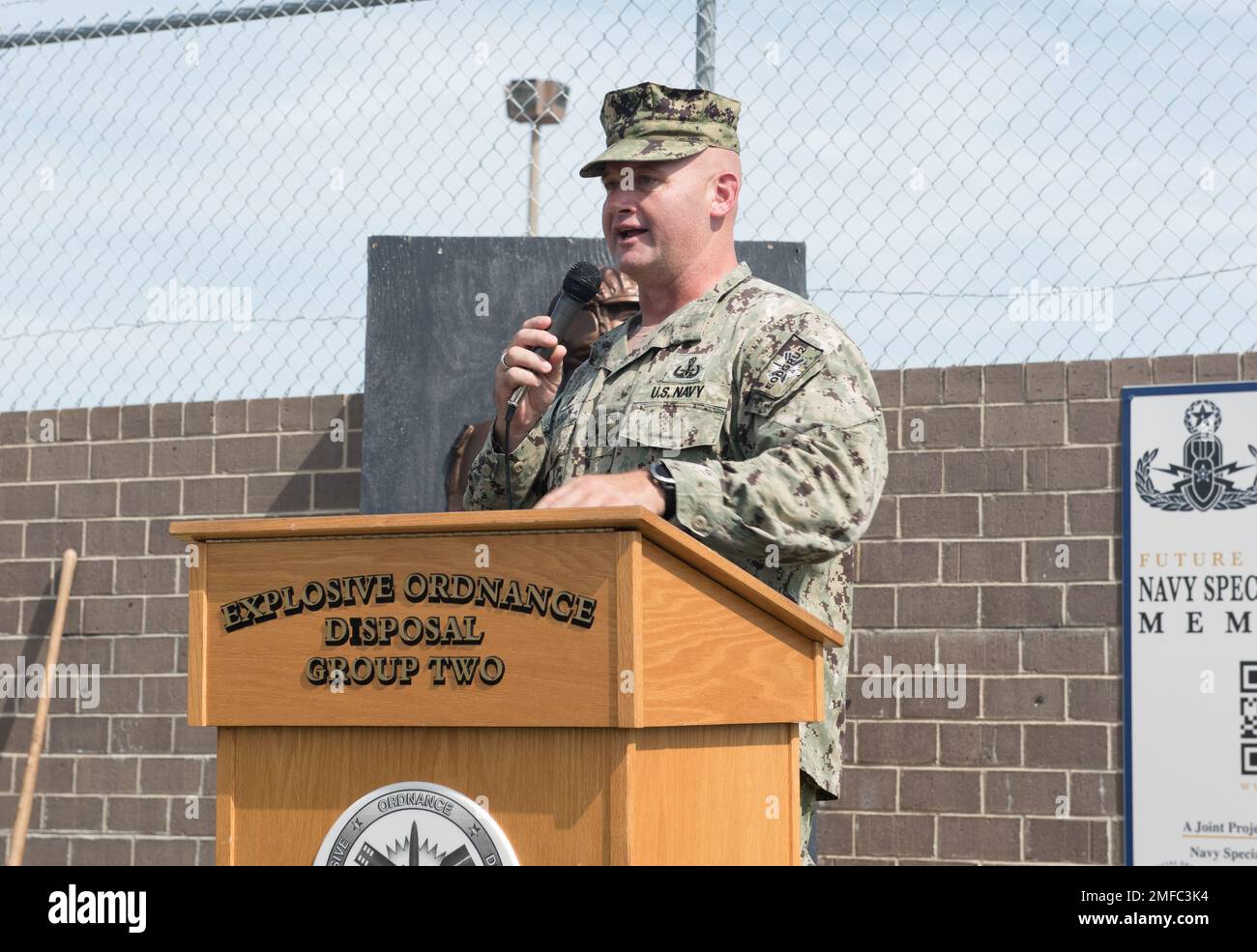 220819-N-YR675-9250 VIRGINIA BEACH, VIRGINIA (19 agosto 2022). Il Capitano Chuck Eckhart, commodore, Explosive Ordnance Disposal Group (EODGRU) 2, parla durante l'innovativa cerimonia per il Navy Special Operations Memorial. Il monumento commemorativo si trova presso il complesso EODGRU 2 sulla Joint Expeditionary base Little Creek-Fort Story, e il monumento commemorativo presenterà i nomi dei tecnici di smaltimento delle Ordinanze esplosive della Fallen Navy e dei Navy Divers. EODGRU 2 è una parte critica della forza di combattimento navale expeditionaria (NECF) che elimina i pericoli esplosivi per fornire accesso alle aree negate; assicura l'od sottomarino Foto Stock