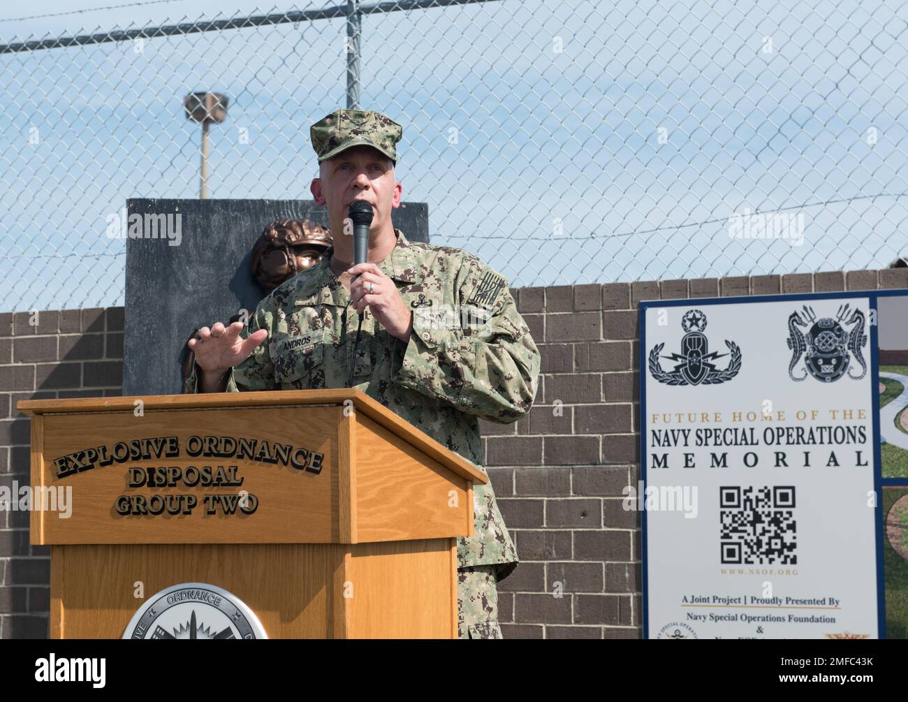 220819-N-YR675-9219 VIRGINIA BEACH, VIRGINIA (19 agosto 2022). Posteriore ADM. Brad Andros, direttore, J10 direzione per la lotta contro le armi di distruzione di massa, parla durante la cerimonia rivoluzionaria per il Navy Special Operations Memorial. Il memoriale sarà situato presso l'Explosive Ordnance Disposal Group (EODGRU) 2 Compound sulla base Expeditionary base congiunta Little Creek-Fort Story, e il memoriale sarà caratterizzato dai nomi dei tecnici di smaltimento esplosivi di Fallen Navy Ordnance e Navy Divers. EODGRU 2 è una parte critica della Navy Expeditionary Combat Force (NECF) che elimina i rischi esplosivi Foto Stock