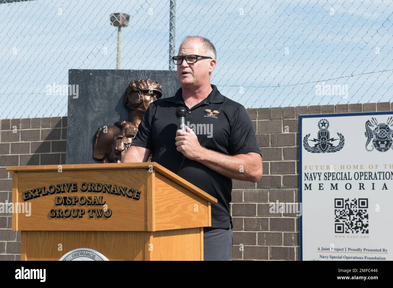 220819-N-YR675-9236 VIRGINIA BEACH, VIRGINIA (19 agosto 2022). Henry Thrift, presidente della Navy Explosive Ordnance Disposal Association, parla durante l'innovativa cerimonia per il Navy Special Operations Memorial. Il memoriale sarà situato presso l'Explosive Ordnance Disposal Group (EODGRU) 2 Compound sulla base Expeditionary base congiunta Little Creek-Fort Story, e il memoriale sarà caratterizzato dai nomi dei tecnici di smaltimento esplosivi di Fallen Navy Ordnance e Navy Divers. EODGRU 2 è una parte critica della forza di combattimento spedizione della Marina (NECF) che elimina i rischi esplosivi per fornire accesso a negati Foto Stock