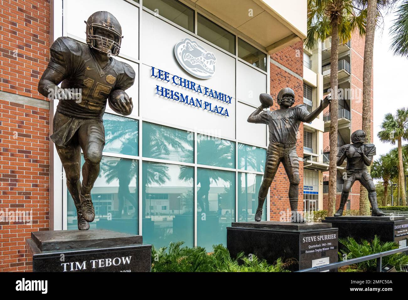 Statue di bronzo dei vincitori del trofeo Heisman dell'Università della Florida, Tim Tebow, Steve Spurrier e Danny Wollerffel, fuori dallo stadio ben Hill Griffin. (USA) Foto Stock