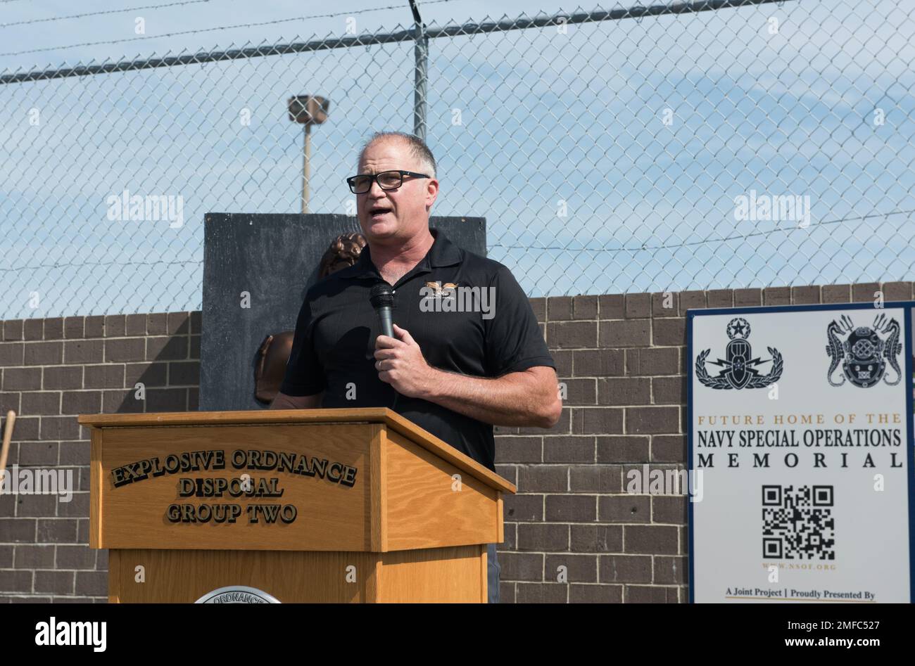 220819-N-YR675-9237 VIRGINIA BEACH, VIRGINIA (19 agosto 2022). Henry Thrift, presidente della Navy Explosive Ordnance Disposal Association, parla durante l'innovativa cerimonia per il Navy Special Operations Memorial. Il memoriale sarà situato presso l'Explosive Ordnance Disposal Group (EODGRU) 2 Compound sulla base Expeditionary base congiunta Little Creek-Fort Story, e il memoriale sarà caratterizzato dai nomi dei tecnici di smaltimento esplosivi di Fallen Navy Ordnance e Navy Divers. EODGRU 2 è una parte critica della forza di combattimento spedizione della Marina (NECF) che elimina i rischi esplosivi per fornire accesso a negati Foto Stock