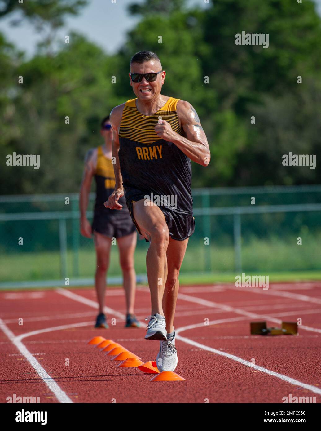 STATI UNITI La classe 1st Edward Maria dell'esercito si allena per gli eventi in pista durante i Giochi del Guerriero del Dipartimento della Difesa del 2022 all'ESPN Wide World of Sports Complex di Orlando, Florida, 19 agosto 2022. Ospitato dagli Stati Uniti L'esercito, i militari e i veterani di tutta la DoD competono in sport adattativi insieme ai competitori delle forze armate dal Canada e dall'Ucraina. Foto Stock
