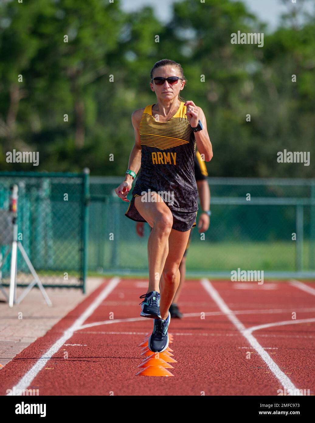 Stati Uniti ritirati Il personale dell'esercito, Sgt. Megan Voigt, si allena per gli eventi in pista durante i 2022 Department of Defense Warrior Games all'ESPN Wide World of Sports Complex di Orlando, Florida, 19 agosto 2022. Ospitato dagli Stati Uniti L'esercito, i militari e i veterani di tutta la DoD competono in sport adattativi insieme ai competitori delle forze armate dal Canada e dall'Ucraina. Foto Stock
