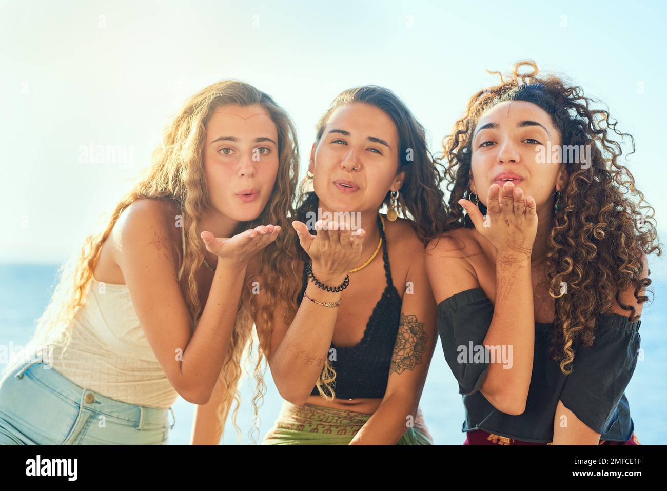 Che soffiano un bacio solo per te. girlfriends in vacanza. Foto Stock