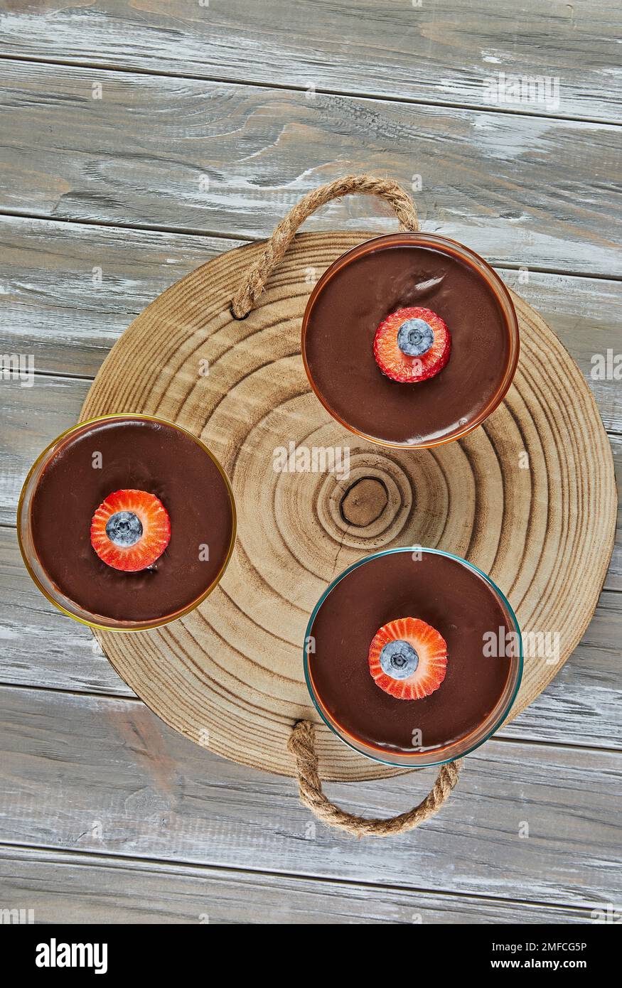 Speciale crema di cioccolato pesach con fragole e mirtilli Foto Stock