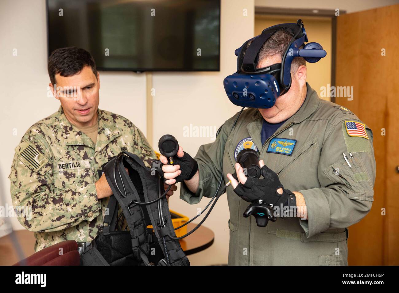 CMdR Lt. Ben o'neill, a destra, assegnato al comando del comando Naval Education and Training Command (NETC) presso l'ufficio del Sea Training Department, partecipa a una simulazione di realtà virtuale subacquea presso la sede CENTRALE DI NETC a Pensacola, Florida, il 19 agosto 2022. I leader del Naval Diving and Salvage Training Center, tra cui il Chief Warrant Officer James Dertilis, sono partiti, hanno visitato NETC come parte di una discussione sui dispositivi di formazione per la realtà estesa (XR) con la leadership DI NETC. Ready relational Learning offre contenuti modernizzati a supporto di cambiamenti rivoluzionari in termini di quando, come e dove la Marina forma i marinai Foto Stock